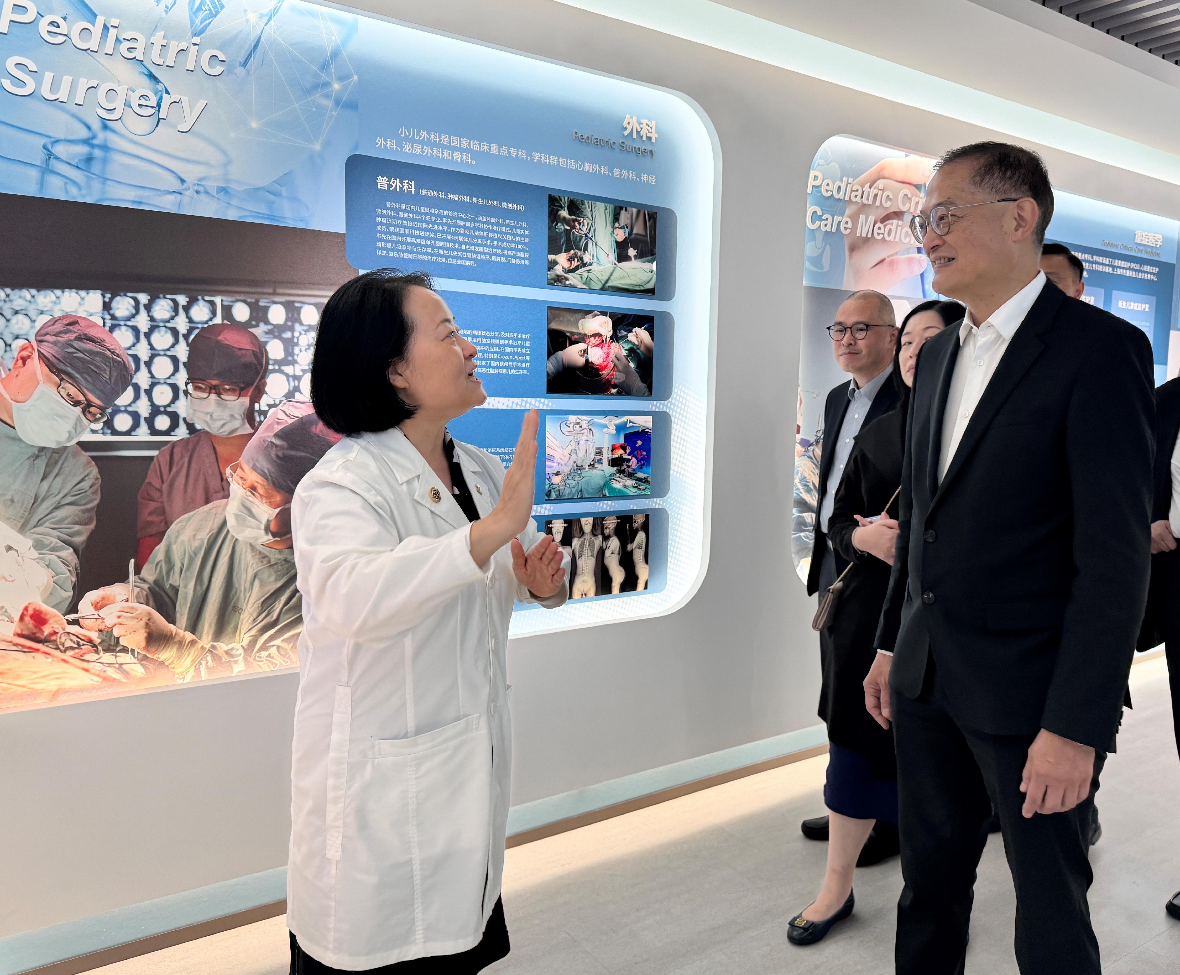 The Secretary of Health, Professor Lo Chung-mau, visited the Shanghai Children's Medical Center affiliated to Shanghai Jiao Tong University School of Medicine in Shanghai today (November 18). Photo shows Professor Lo (first right) visiting the history museum of the Center.