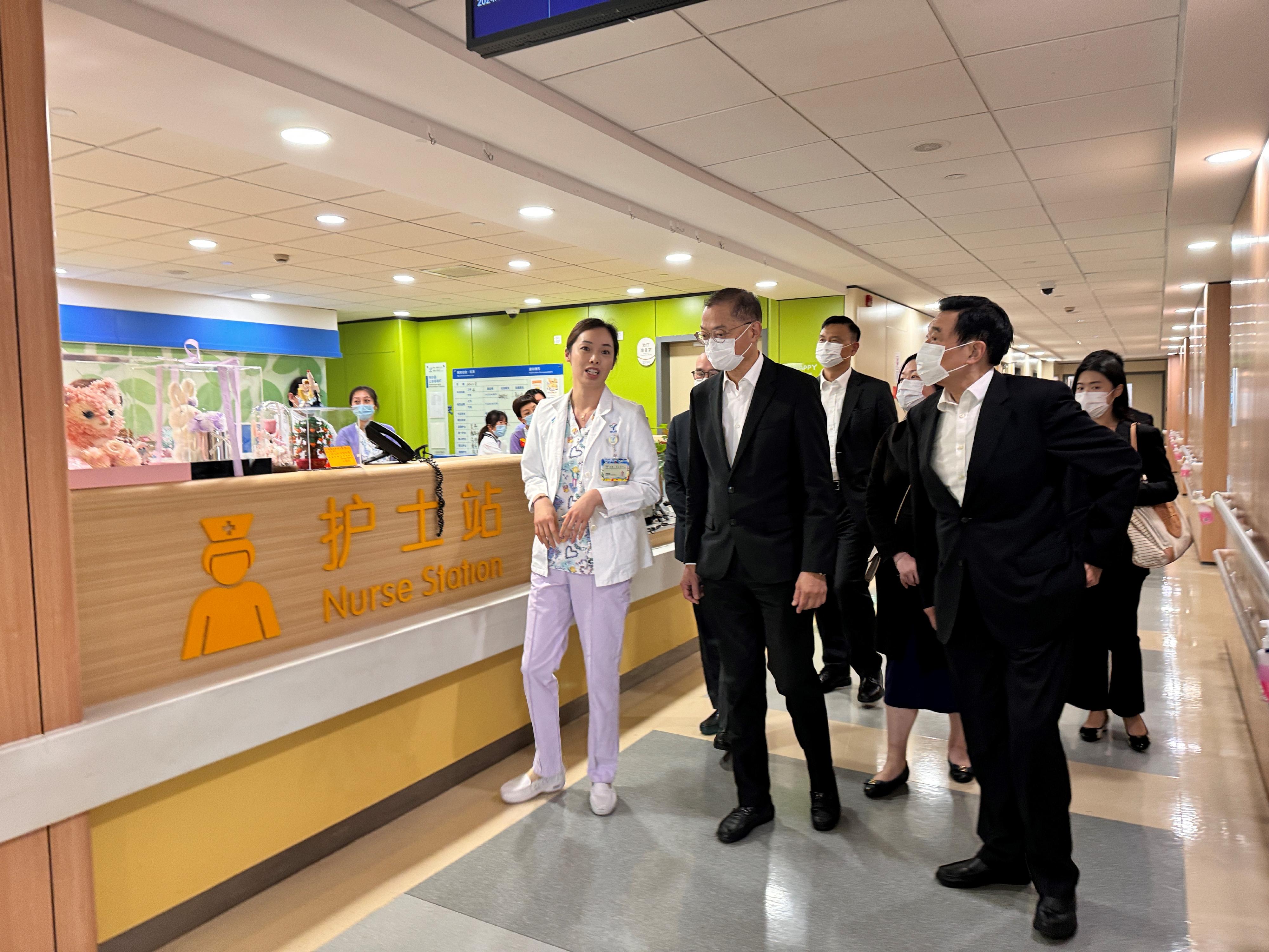 The Secretary of Health, Professor Lo Chung-mau, visited the Shanghai Children's Medical Center affiliated to Shanghai Jiao Tong University School of Medicine in Shanghai today (November 18). Photo shows Professor Lo (front row, centre) and the Chairman of the Hospital Authority, Mr Hendry Fan (front row, right), visiting a ward at the Medical Center.