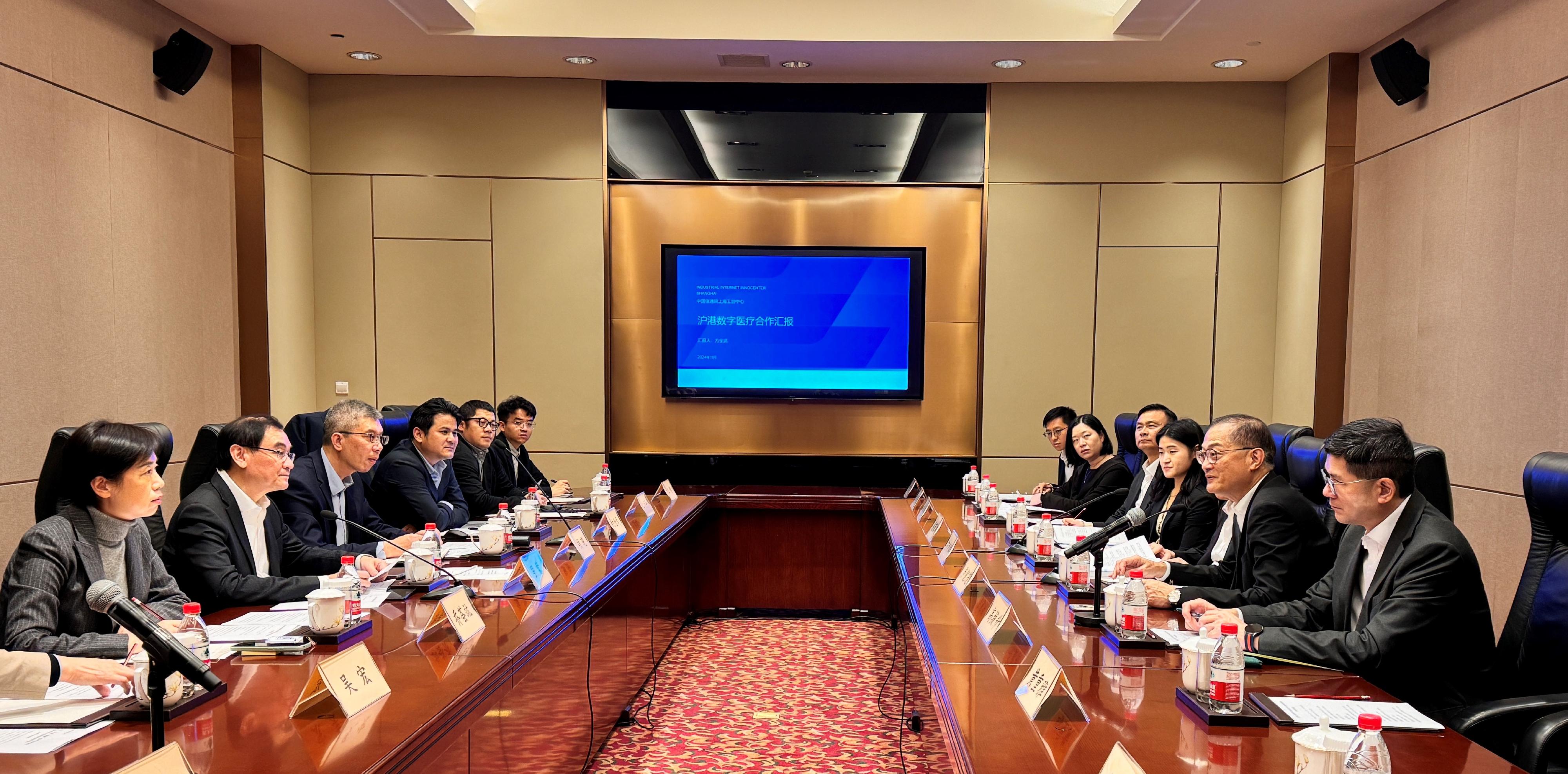 The Secretary of Health, Professor Lo Chung-mau (second right), meets with Deputy Director General of the Shanghai Municipal Health Commission Professor Luo Meng (second left) in Shanghai today (November 18) to explore collaboration between Hong Kong and Shanghai in the areas of healthcare talent exchanges and digital healthcare. The Chief Executive of the Hospital Authority, Dr Tony Ko (first right), also attends the meeting.