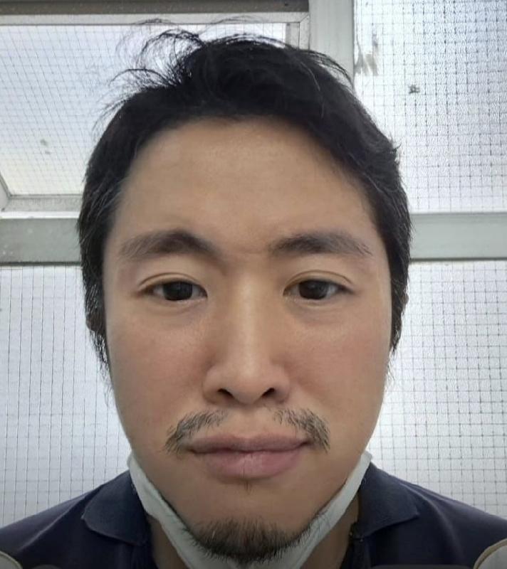 Ching Kwun-keung, aged 40, is about 1.7 metres tall, about 54 kilograms in weight and of thin build. He has a pointed face with yellow complexion and short black hair. He was last seen wearing a blue jacket, black trousers and carrying a black sling bag.

