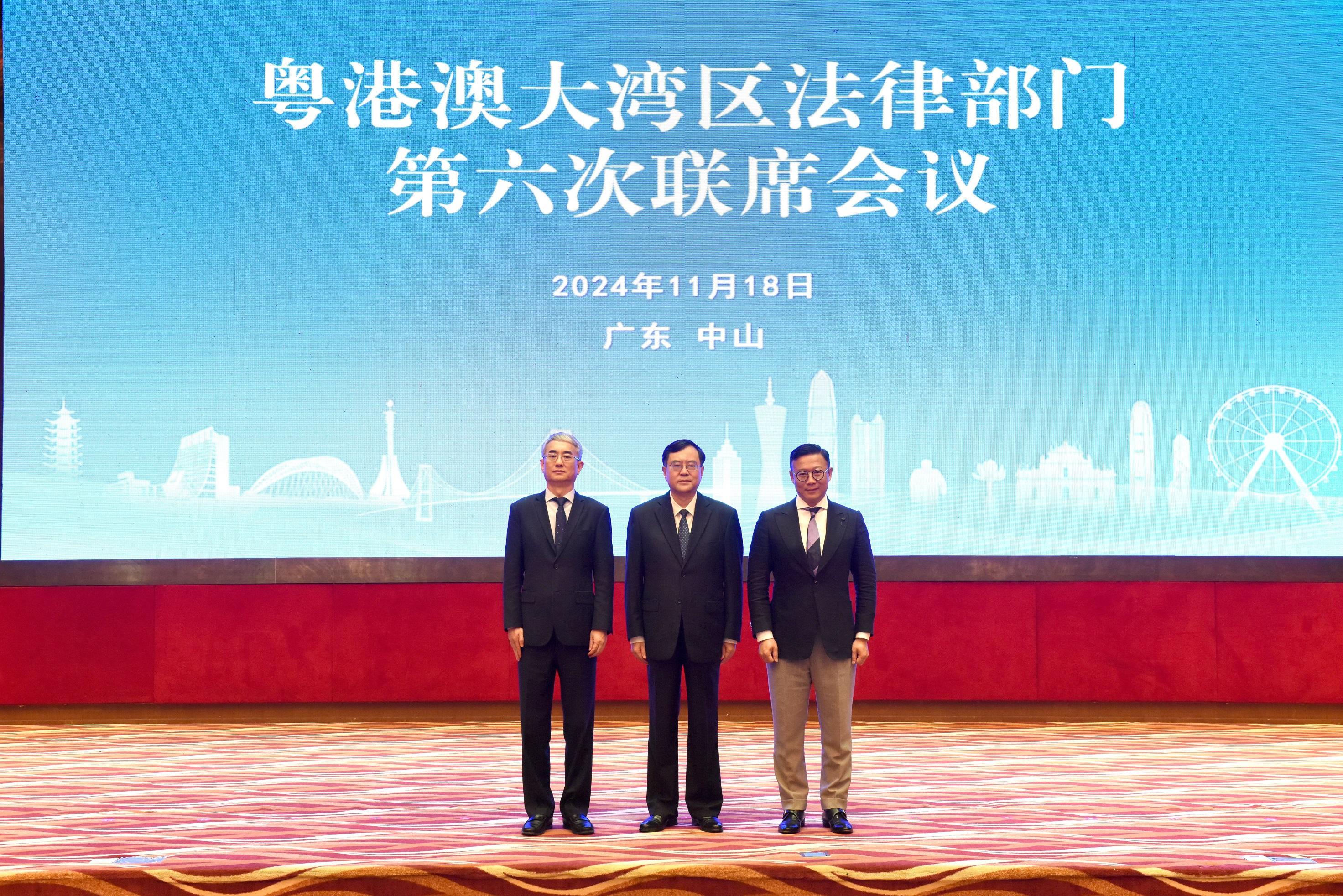 The Deputy Secretary for Justice, Dr Cheung Kwok-kwan, today (November 18) attended the sixth Guangdong-Hong Kong-Macao Greater Bay Area Legal Departments Joint Conference in Zhongshan. Photo shows (from left) the Secretary for Administration and Justice of the Macao Special Administrative Region Government, Mr Cheong Weng Chon; the Director-General of the Department of Justice of Guangdong Province, Mr Chen Xudong; and Dr Cheung, before attending the Joint Conference.
