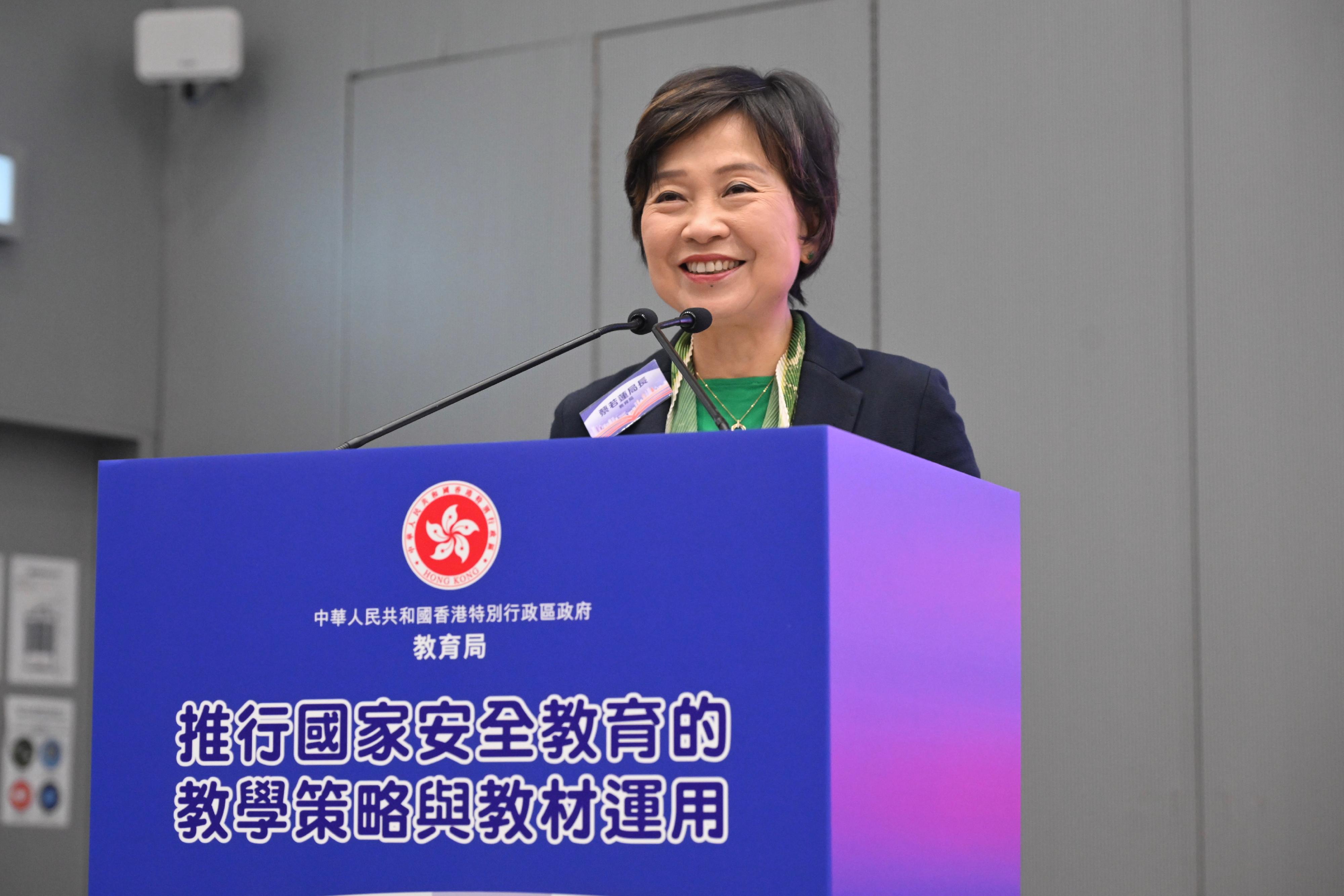 The Secretary for Education, Dr Choi Yuk-lin, speaks at the "National Security Education" Book Giving Ceremony today (November 19).
