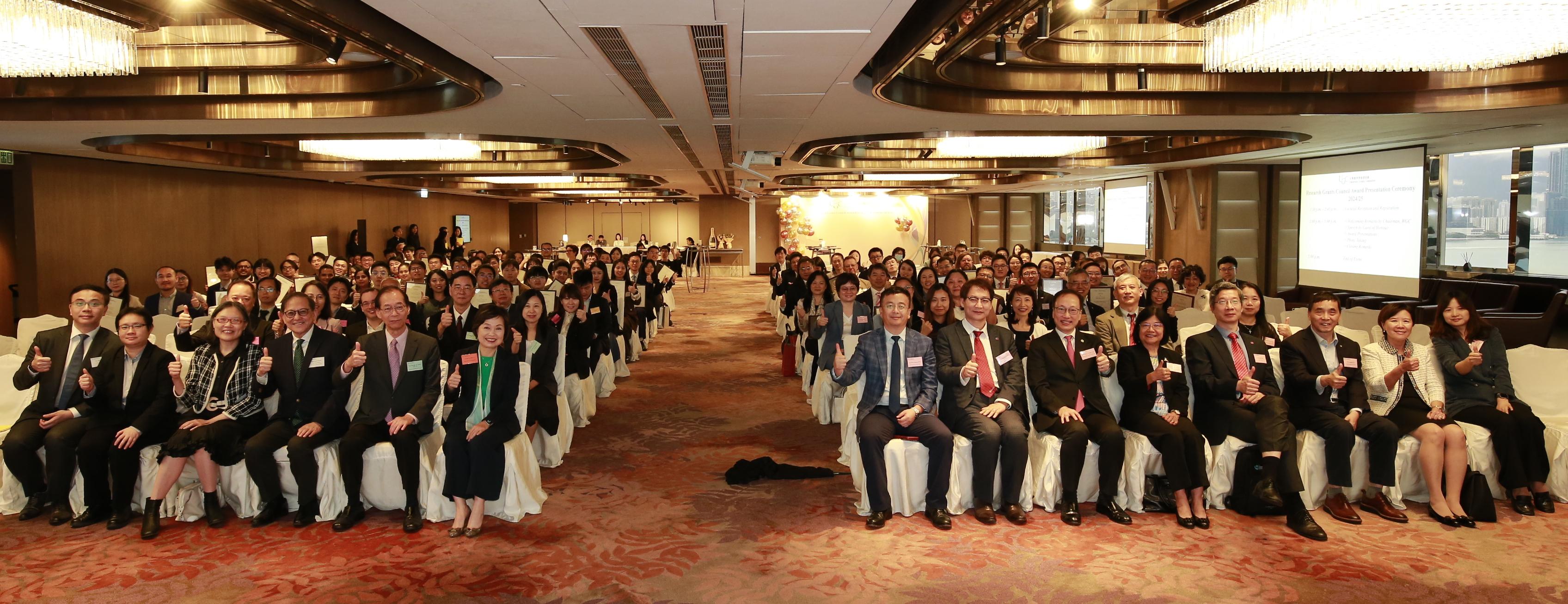 The Research Grants Council today (November 19) held an award presentation ceremony to honour 103 academics from the eight University Grants Committee-funded universities for their distinguished research achievements and significant contribution to the higher education sector. Photo shows all attendees of the award presentation ceremony.