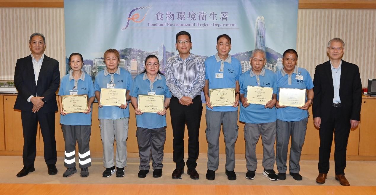Today (November 19) is World Toilet Day, and to acknowledge frontline toilet attendants' contributions, the Food and Environmental Hygiene Department selected six outstanding toilet attendants for commendation. Photo shows the Deputy Director (Environmental Hygiene) of Food and Environmental Hygiene, Mr Arsene Yiu (centre), with the awardees.