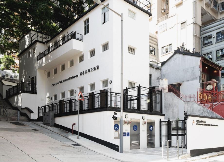 Today (November 19) is World Toilet Day, and to acknowledge frontline toilet attendants' contributions, the Food and Environmental Hygiene Department selected six outstanding toilet attendants for commendation. Photo shows the Pound Lane Public Toilet and Bathhouse in Central and Western District, where the outstanding male toilet attendant who has won the bronze award serves.