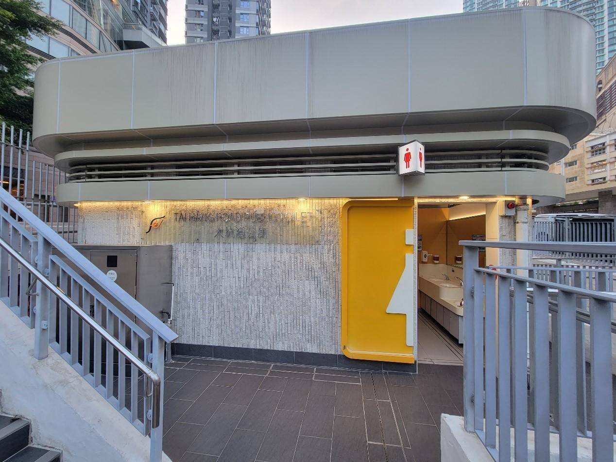 Today (November 19) is World Toilet Day, and to acknowledge frontline toilet attendants' contributions, the Food and Environmental Hygiene Department selected six outstanding toilet attendants for commendation. Photo shows the Tai Hang Road Public Toilet in Wan Chai District, where the outstanding female toilet attendant who has won the bronze award serves.