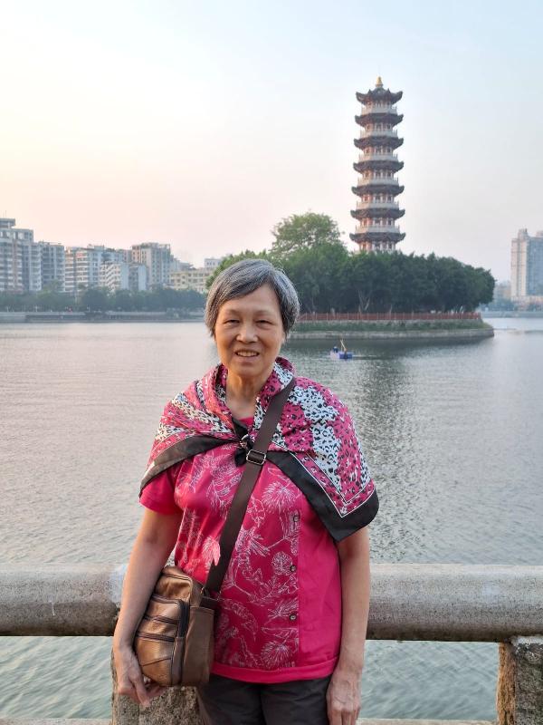 Shek Lin-ching, aged 69, is about 1.7 metres tall, 59 kilograms in weight and of medium build. She has a round face with yellow complexion and short grey hair. She was last seen wearing a pink T-shirt, dark blue trousers, a plaid cap and carrying a yellow recycling bag.

