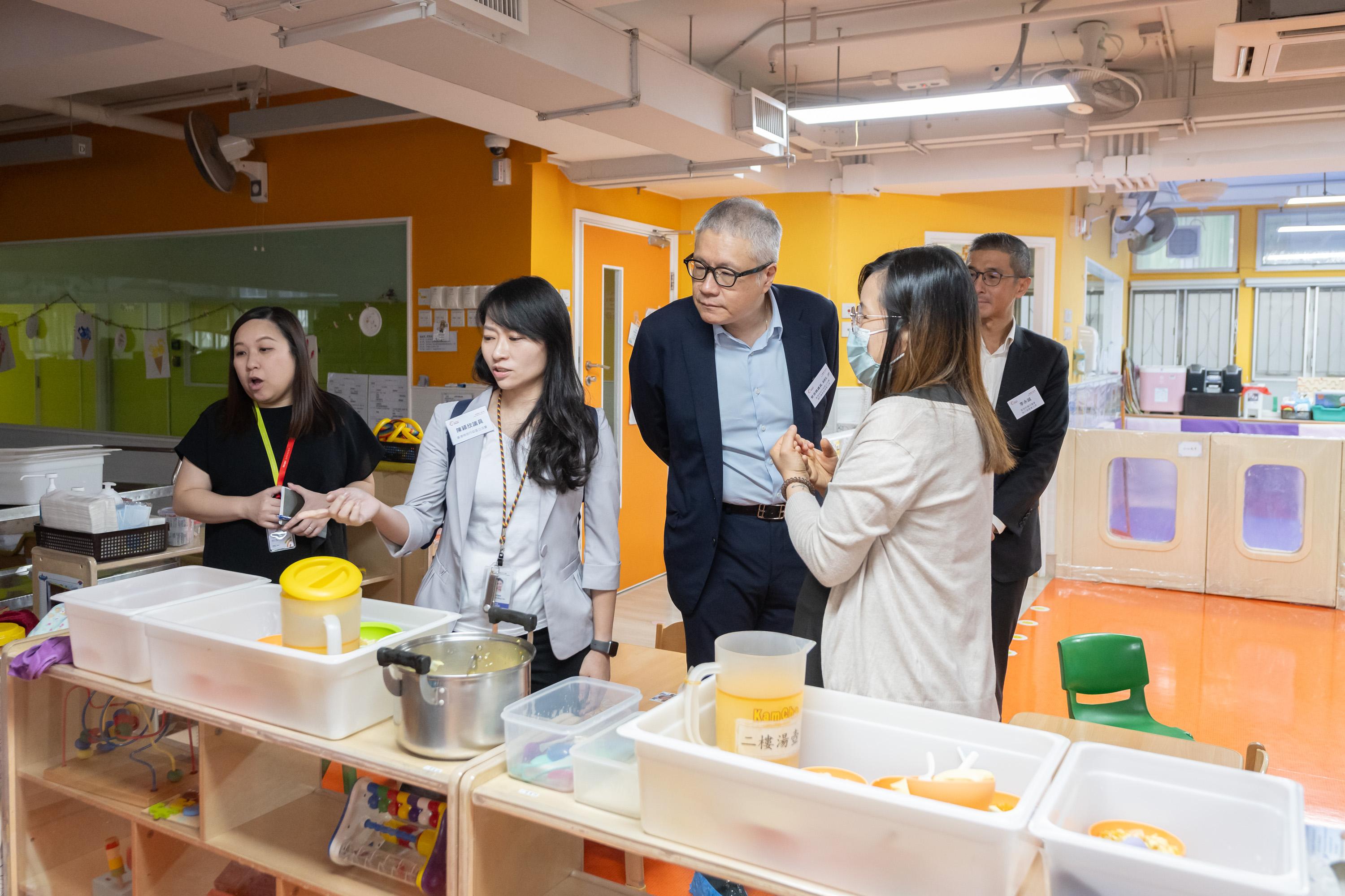 The Legislative Council (LegCo) Panel on Welfare Services visits the Hong Kong Society for the Protection of Children and its Children’s Residential Home (CRH) today (November 19). Photo shows Members observing the facilities and environment of CRH.
