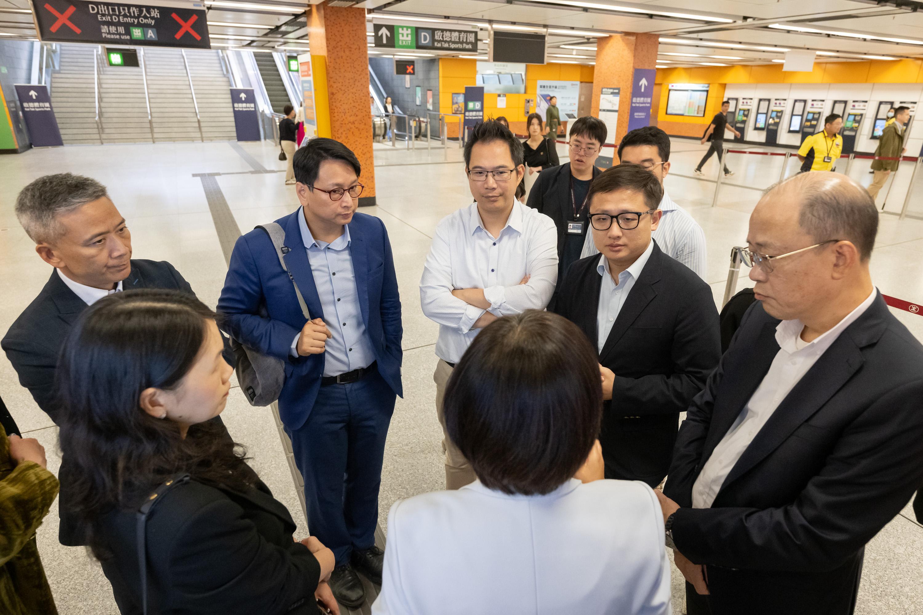 Legislative Council Panel on Transport and the Subcommittee on Policy Issues Relating to Strengthening and Promoting the Development of Kowloon East as the Second Central Business District conducted a joint visit to the MTR Kai Tak Station today (November 19).