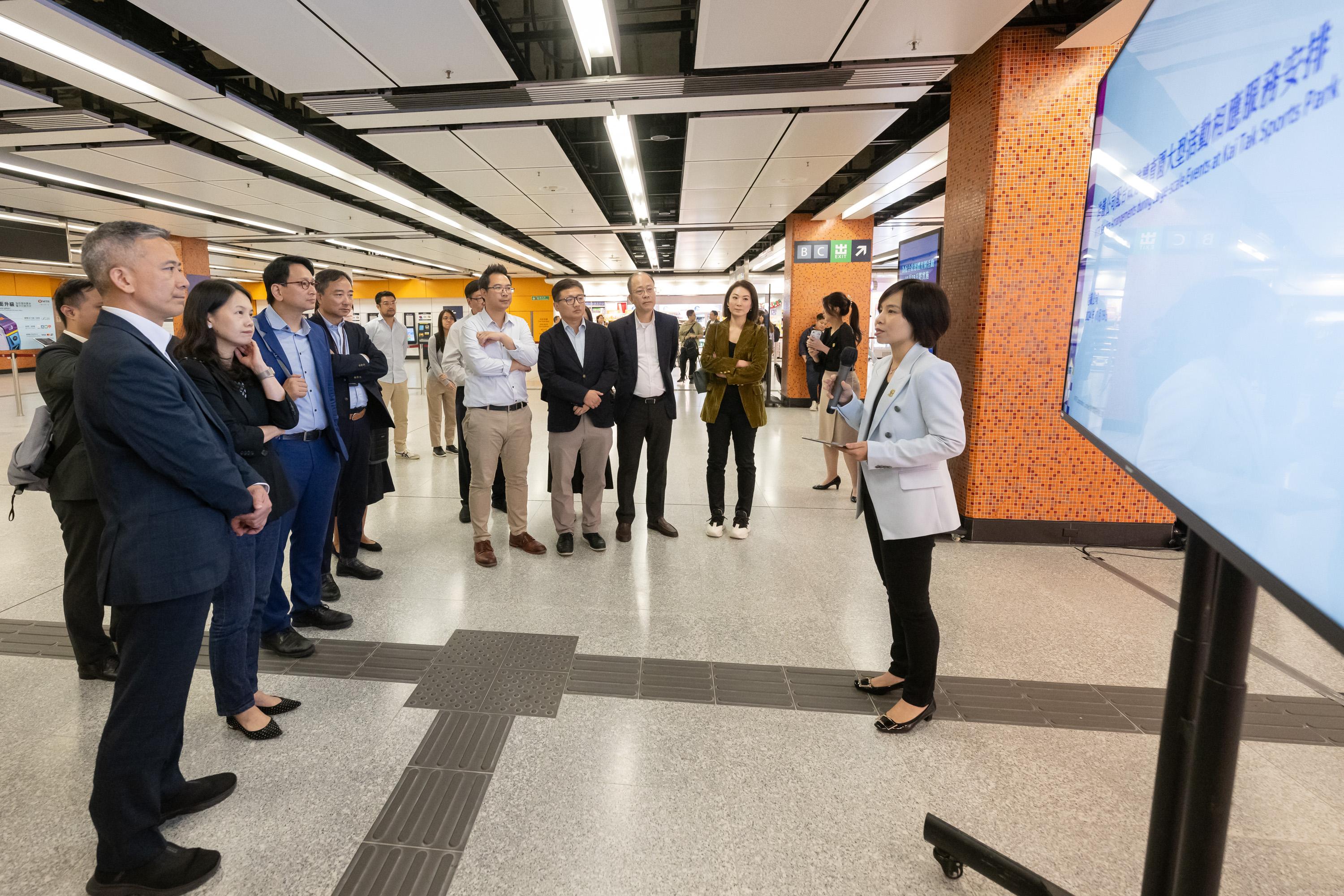 Legislative Council Panel on Transport and the Subcommittee on Policy Issues Relating to Strengthening and Promoting the Development of Kowloon East as the Second Central Business District conducted a joint visit to the MTR Kai Tak Station today (November 19). Photo shows the Chairman of the Subcommittee, Mr Tang Ka-piu (third left), and other Members receiving a briefing from the MTR Corporation Limited representatives on the crowd management measures implemented during large-scale events.
 

