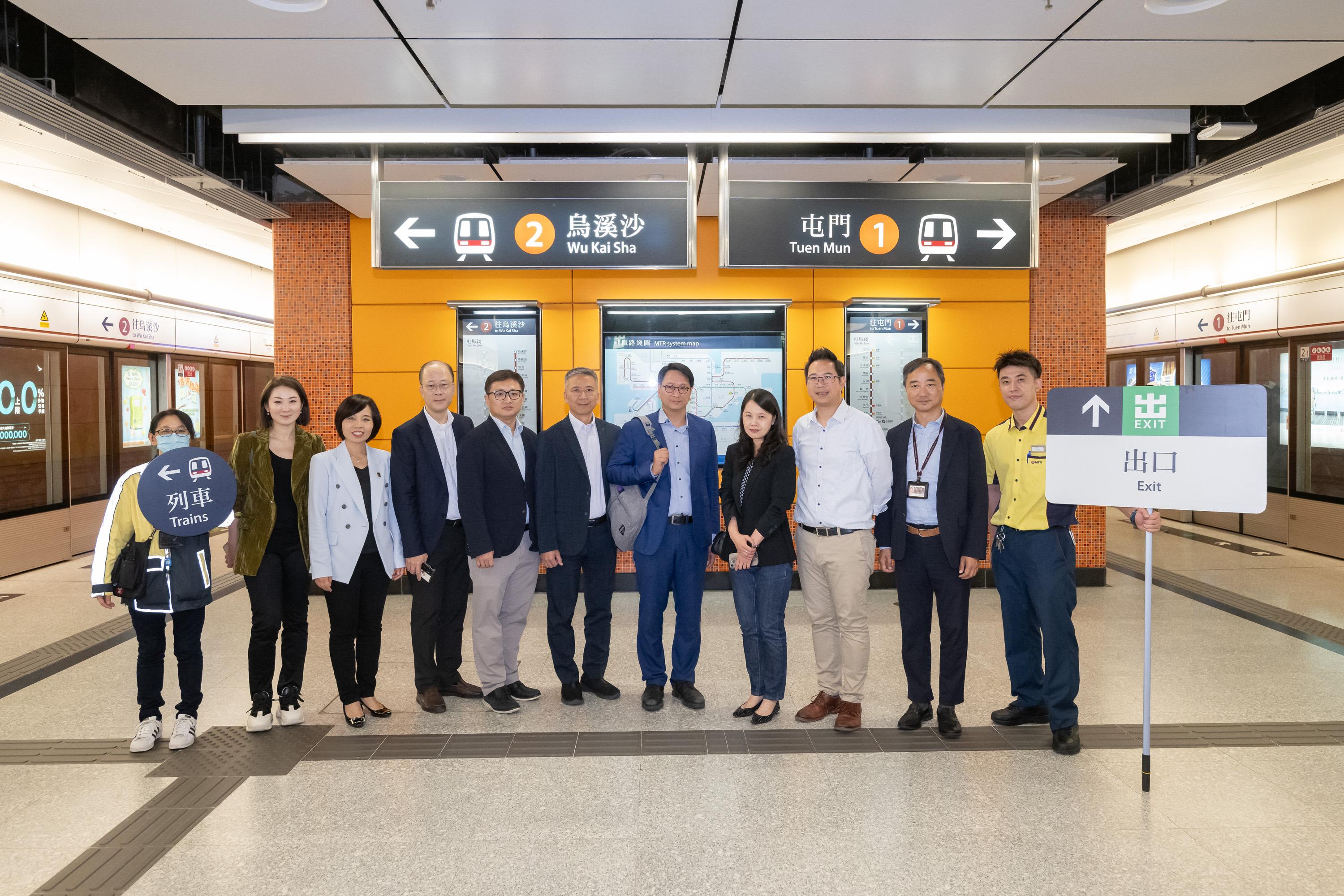 Legislative Council (LegCo) Panel on Transport and the Subcommittee on Policy Issues Relating to Strengthening and Promoting the Development of Kowloon East as the Second Central Business District conducted a joint visit to the MTR Kai Tak Station today (November 19). Photo shows LegCo Members and the MTR Corporation Limited representatives posing for a group photo at the platform of Kai Tak Station.