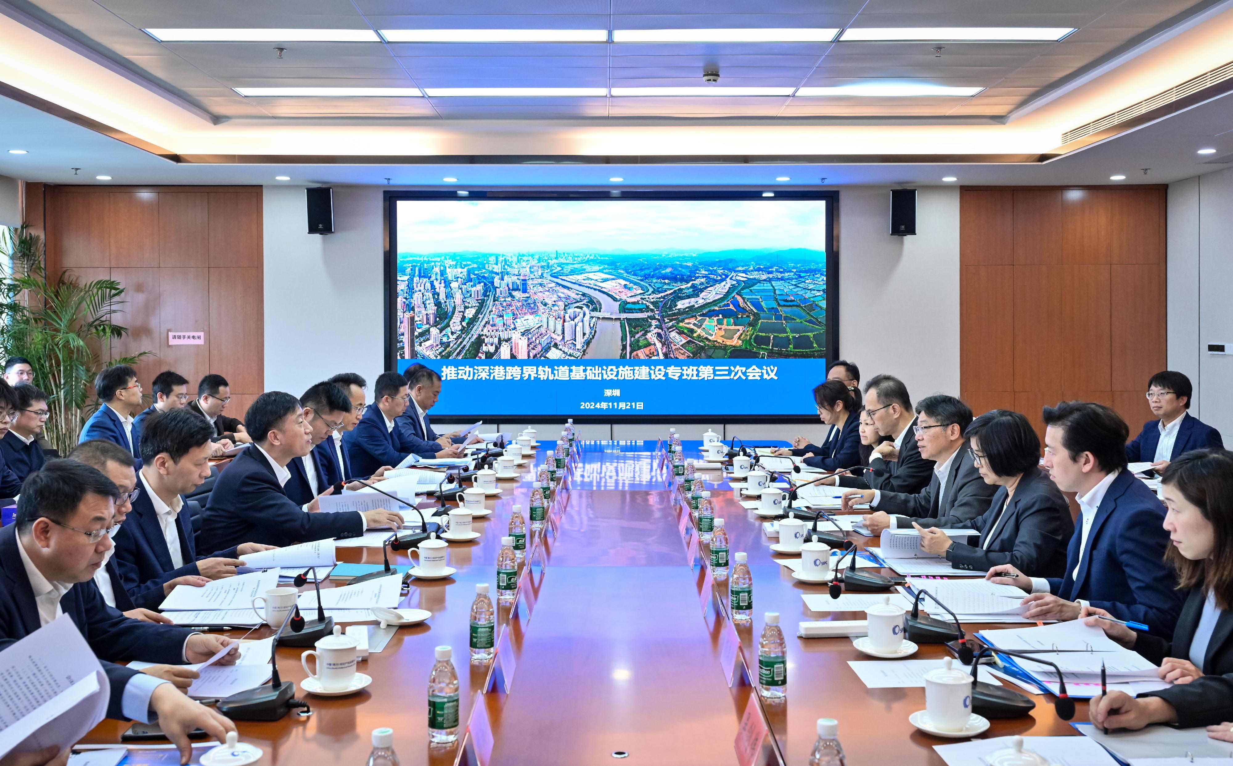 The Secretary for Transport and Logistics, Mr Lam Sai-hung (fourth right), and Vice Mayor of the Shenzhen Municipal People's Government Mr Tao Yongxin (fourth left), leading delegations of the governments of the Hong Kong Special Administrative Region and Shenzhen respectively, held the third meeting of the Task Force for Hong Kong-Shenzhen Co-operation on Cross-Boundary Railway Infrastructure in Shenzhen today (November 21). 