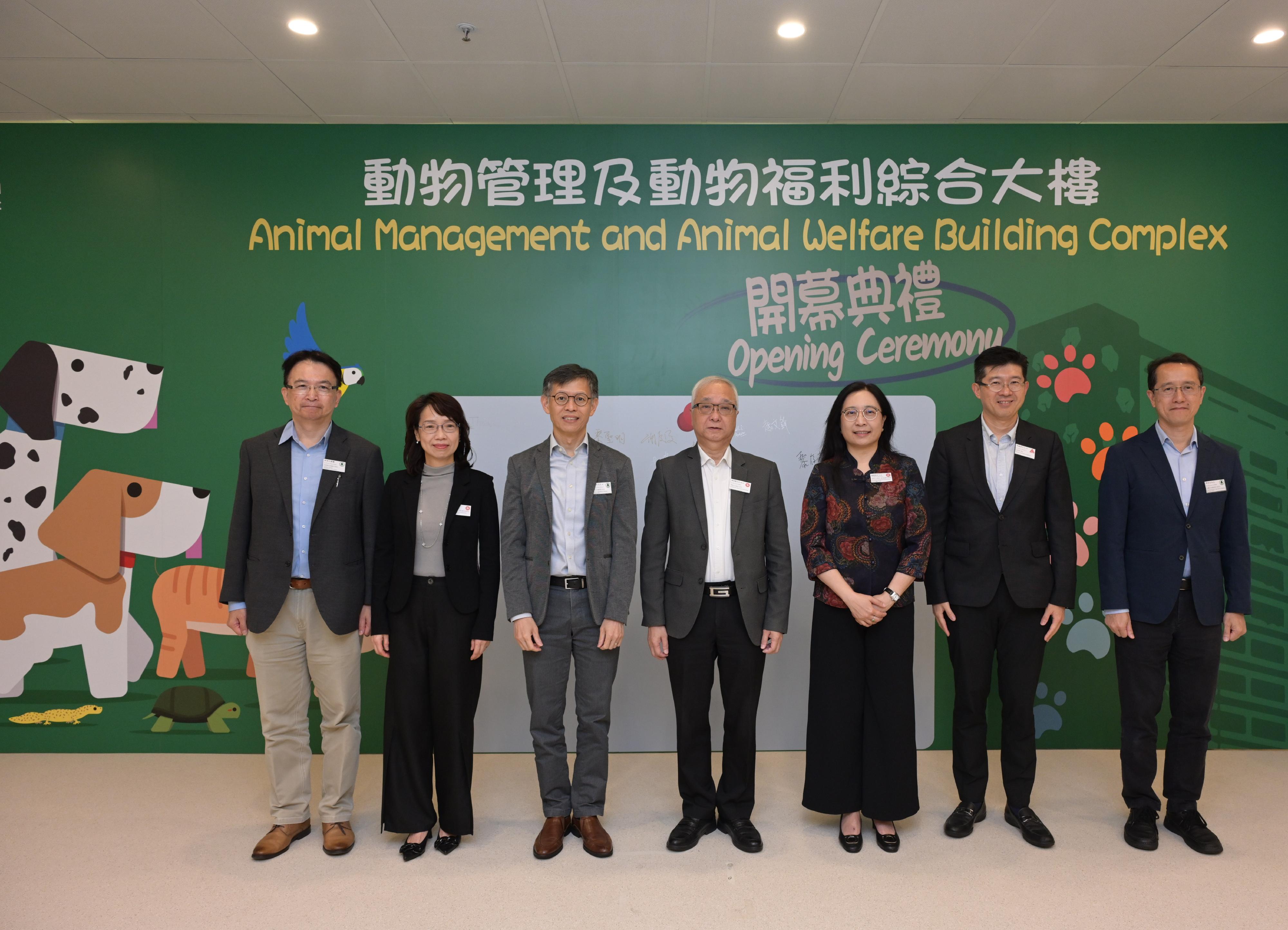 漁農自然護理署（漁護署）今日（十一月二十一日）為位於啟德的動物管理及動物福利綜合大樓舉行開幕典禮。圖示環境及生態局局長謝展寰（中）、環境及生態局常任秘書長（食物）楊碧筠（右三）、漁護署署長黎堅明（左三）、建築署署長李翹彥（右二）與其他嘉賓在開幕典禮上合照。