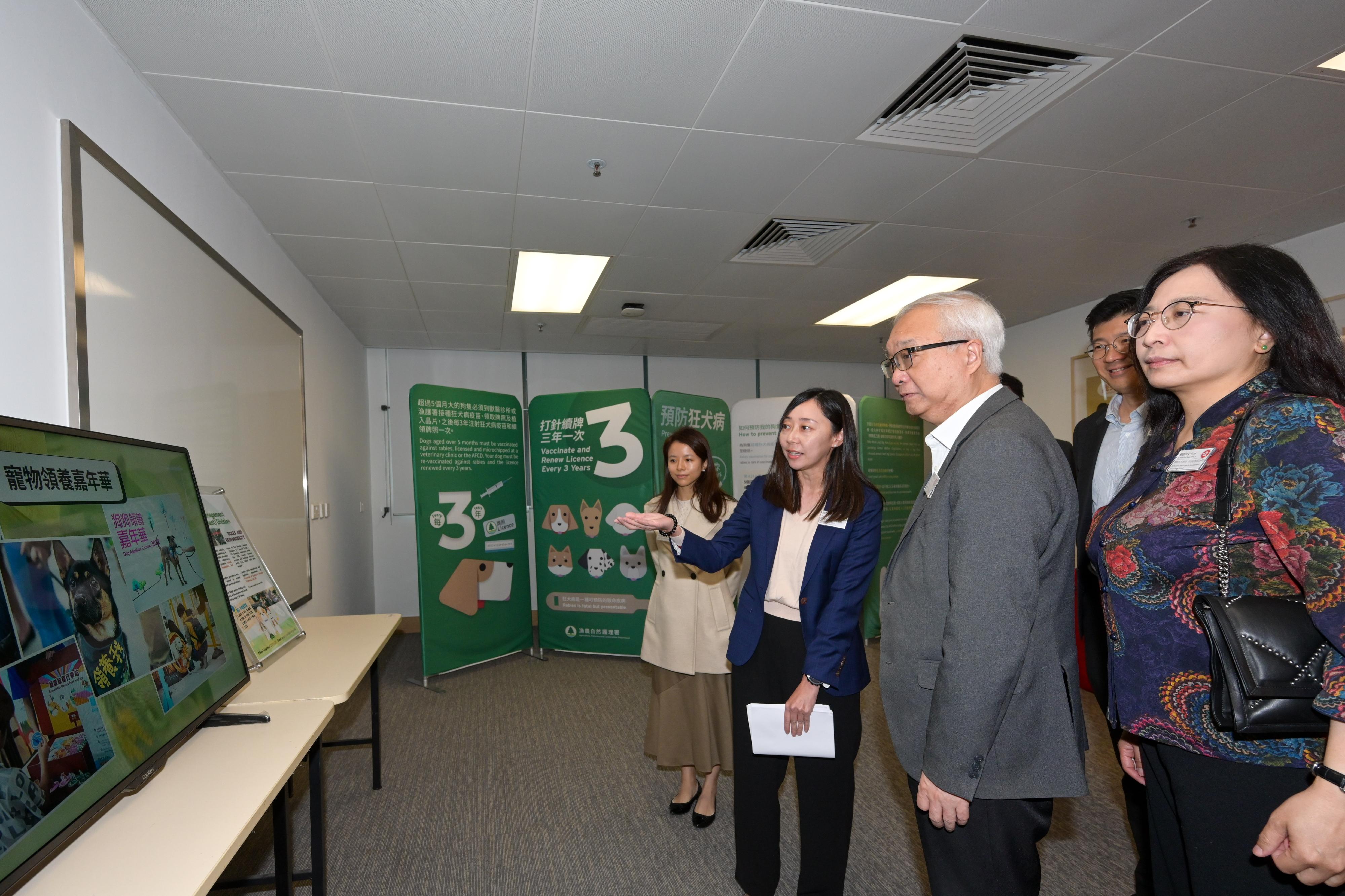 The Agriculture, Fisheries and Conservation Department (AFCD) held the opening ceremony of the Animal Management and Animal Welfare Building Complex in Kai Tak today (November 21). Photo shows the Secretary for Environment and Ecology, Mr Tse Chin-wan (second right), the Permanent Secretary for Environment and Ecology (Food), Ms Irene Young (first right), and other guests being briefed by an AFCD officer on the department's public education work in relation to animal welfare.