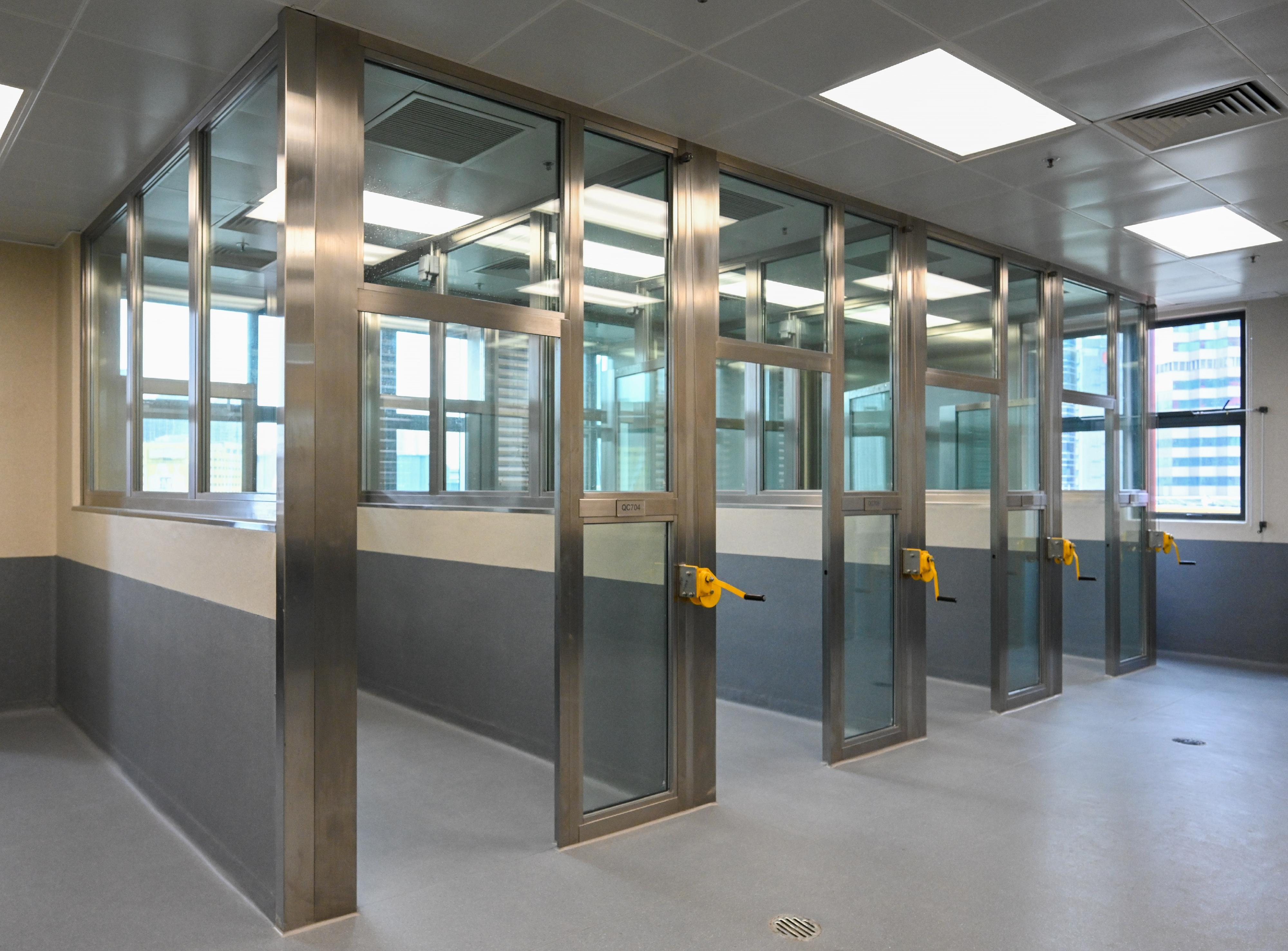 The Agriculture, Fisheries and Conservation Department held the opening ceremony of the Animal Management and Animal Welfare Building Complex in Kai Tak today (November 21). Photo shows animal quarantine facilities at the Complex.