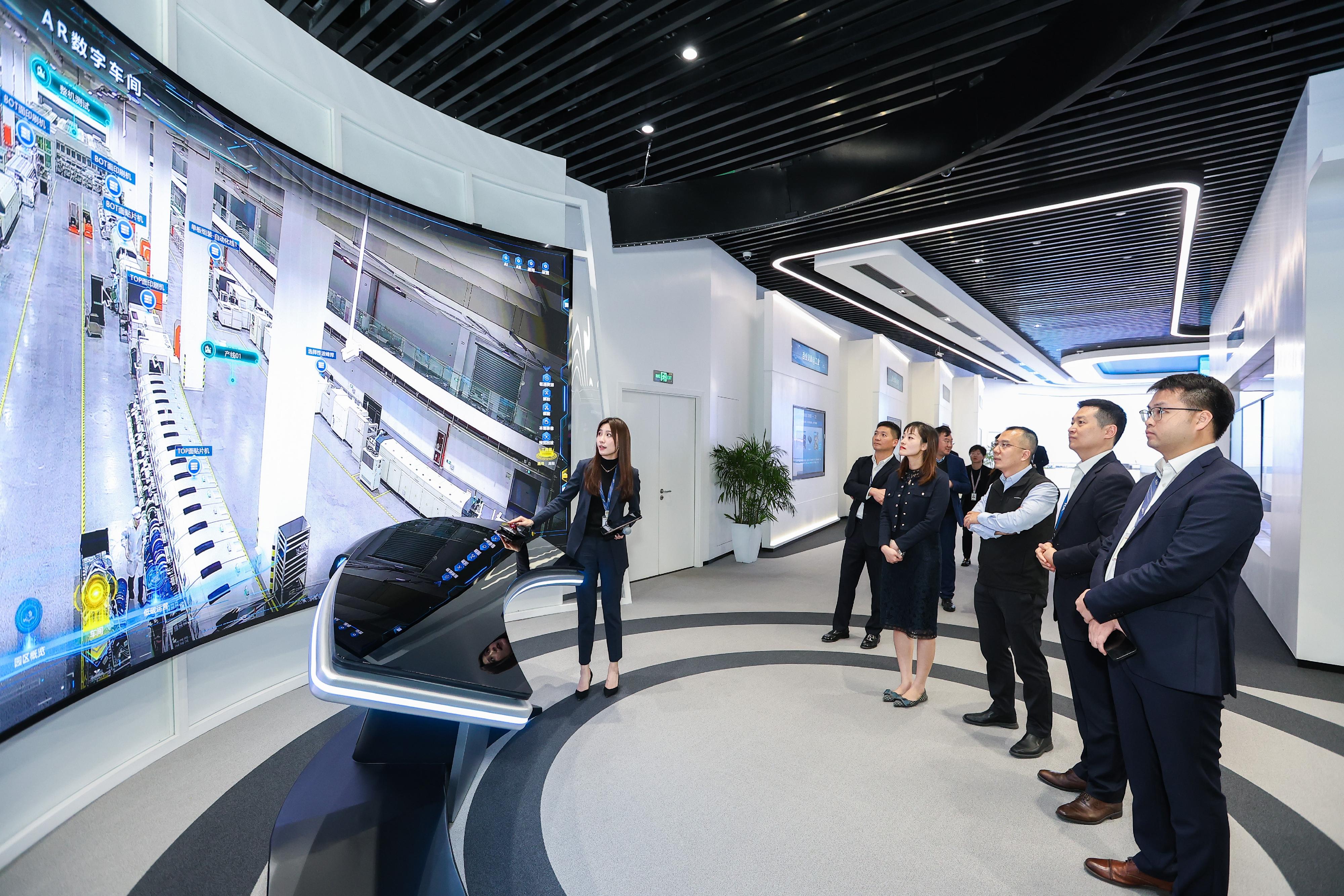 The Under Secretary for Innovation, Technology and Industry, Ms Lillian Cheong (fourth right), conducted a study on smart factories yesterday (November 20) by visiting a local technology enterprise in Hangzhou.