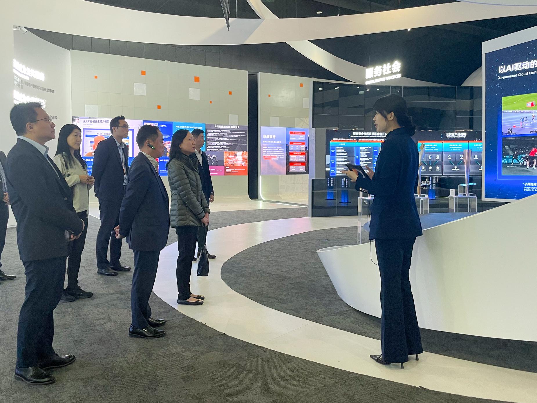 The Commissioner for Digital Policy, Mr Tony Wong (front row, second left), conducted a study on the development of large artificial intelligence models and applications yesterday (November 20) by visiting a local technology enterprise in Hangzhou.