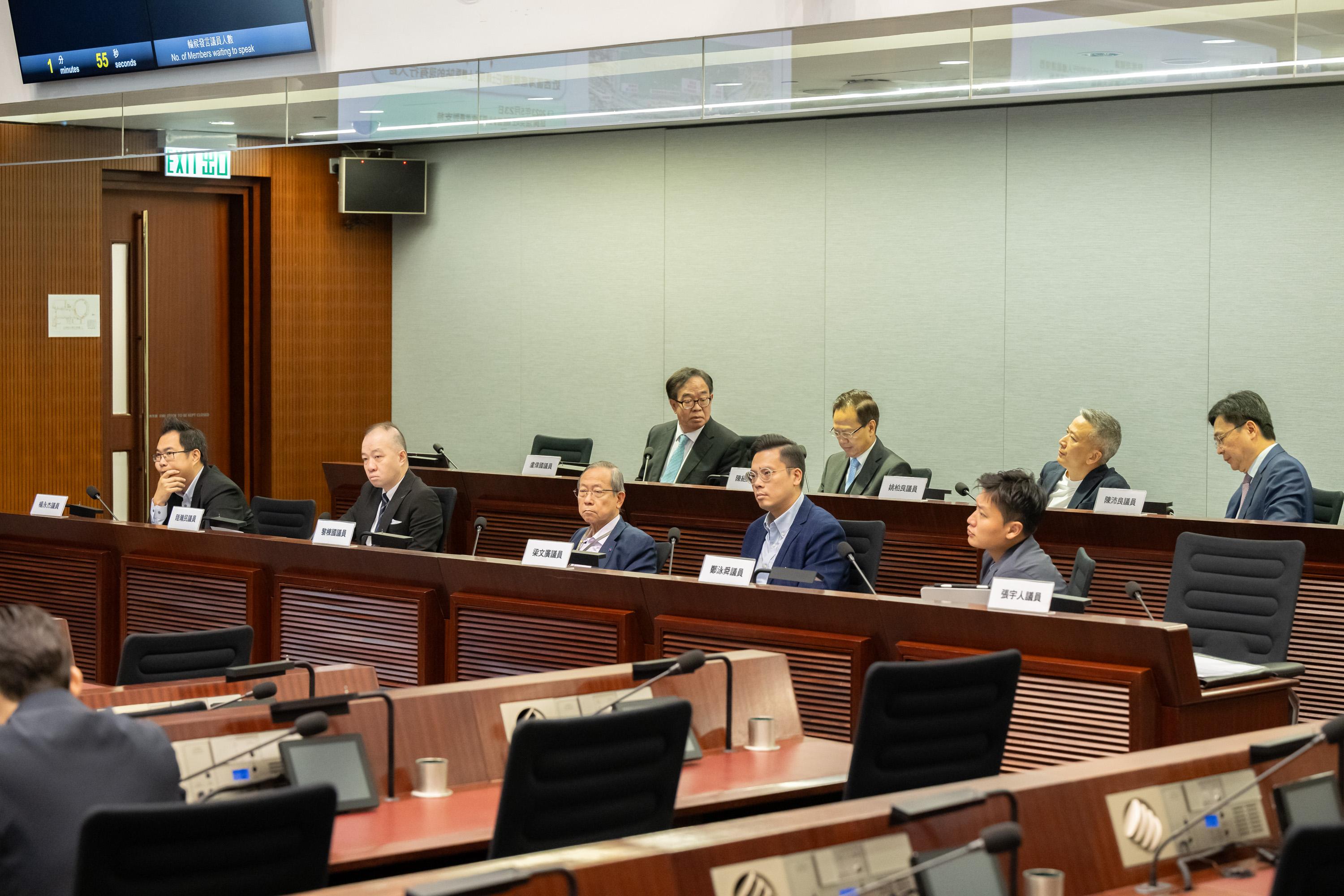 立法會議員與北區區議會和油尖旺區議會議員今日（十一月二十二日）在立法會綜合大樓舉行會議。立法會議員與油尖旺區區議會議員就優化九龍公園的設計，以及油麻地一帶社區設施的規劃交換意見。

