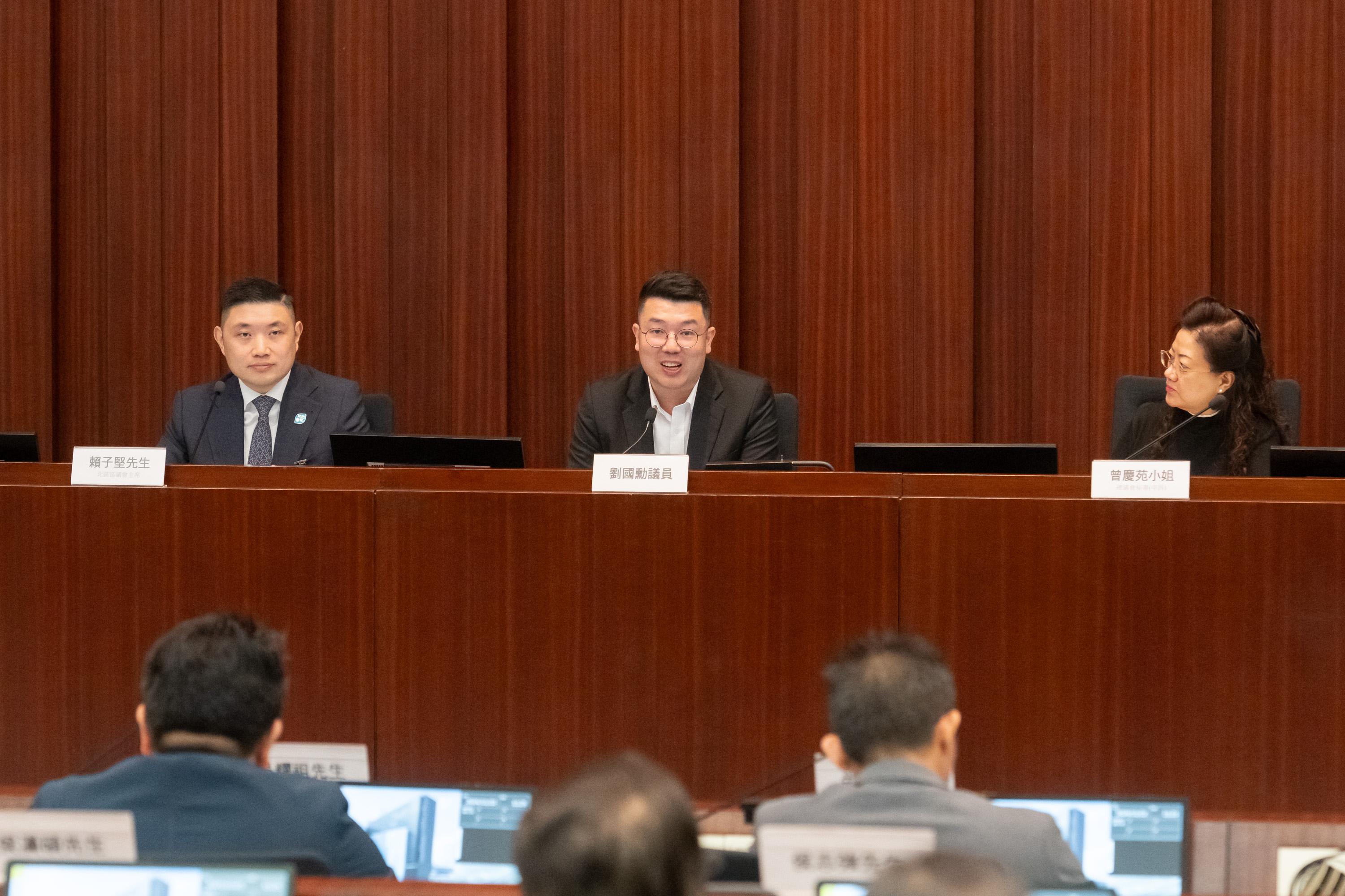 The Legislative Council (LegCo) Members met with the North District Council (DC) and Yau Tsim Mong DC members at the LegCo Complex today (November 22). Members of LegCo and the North DC discussed issues on capitalising on development opportunities brought about by the Northern Metropolis to enhance land planning and expedite the completion of infrastructure projects in the North District.