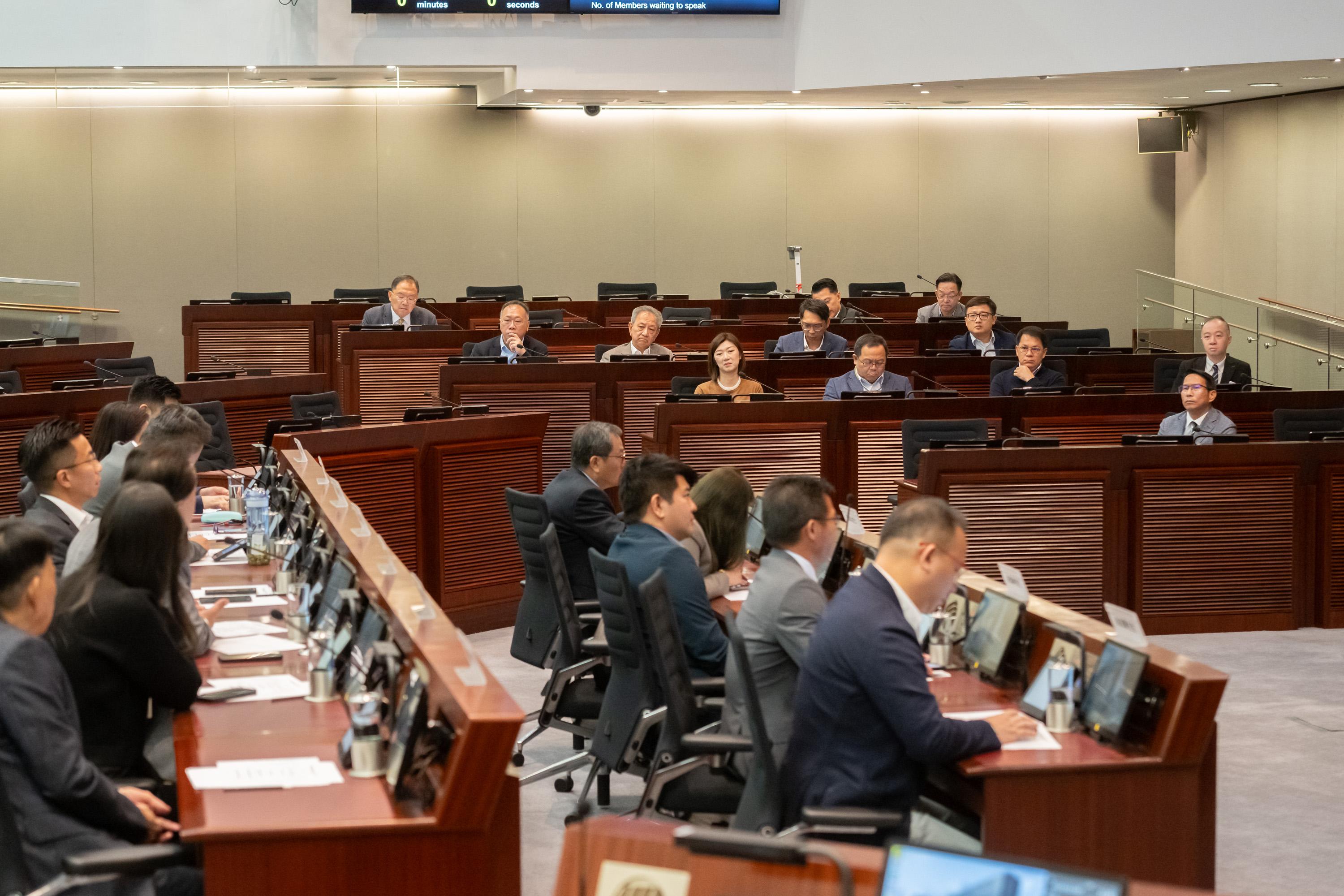 The Legislative Council (LegCo) Members met with the North District Council (DC) and Yau Tsim Mong DC members at the LegCo Complex today (November 22). Members of LegCo and the North DC exchanged views on promoting the development of tourism in the North District and enhancing the network coverage of the telecommunications and mobile services in the North District.