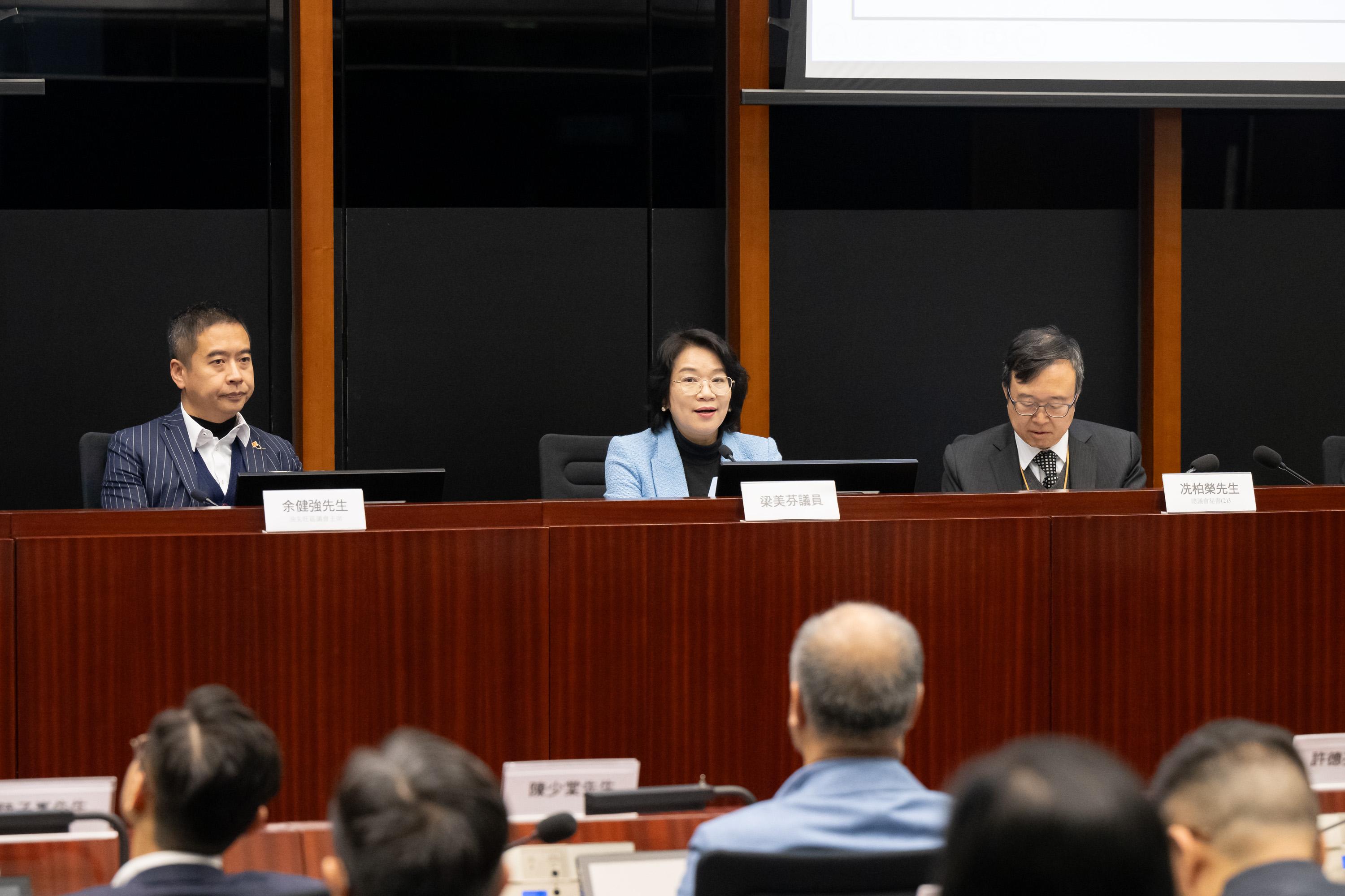 The Legislative Council (LegCo) Members met with the North District Council (DC) and Yau Tsim Mong DC members at the LegCo Complex today (November 22). Members of LegCo and the Yau Tsim Mong DC discussed the harbourfront development of Yau Tsim Mong district in West Kowloon.