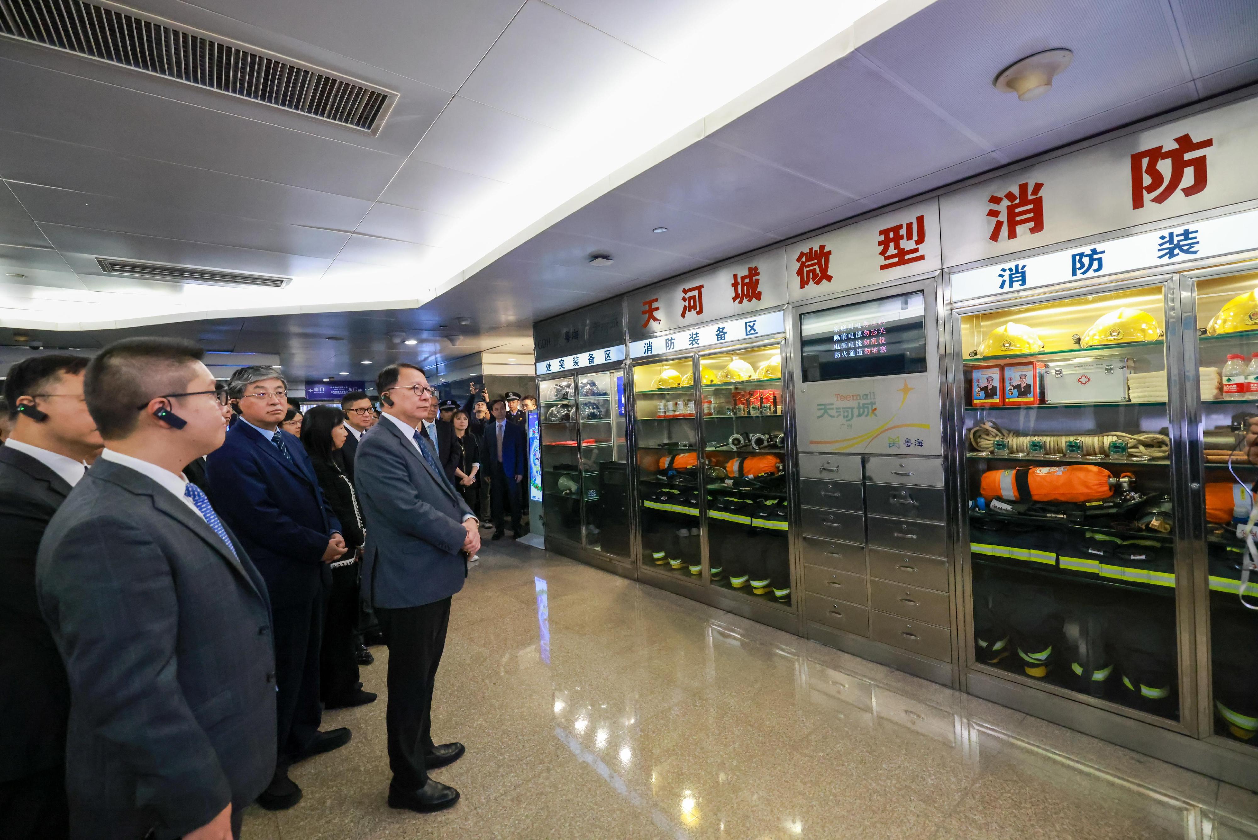 The Chief Secretary for Administration and Chairman of the Fight Crime Committee (FCC), Mr Chan Kwok-ki, today (November 22) led members of the FCC and chairpersons of the District Fight Crime Committees on a study and exchange tour on the prevention and fighting of crime in Guangzhou. Photo shows Mr Chan (first right) and the delegation watching a minimum emergency unit drill in the Tianhe City Central Business District in Tianhe District.