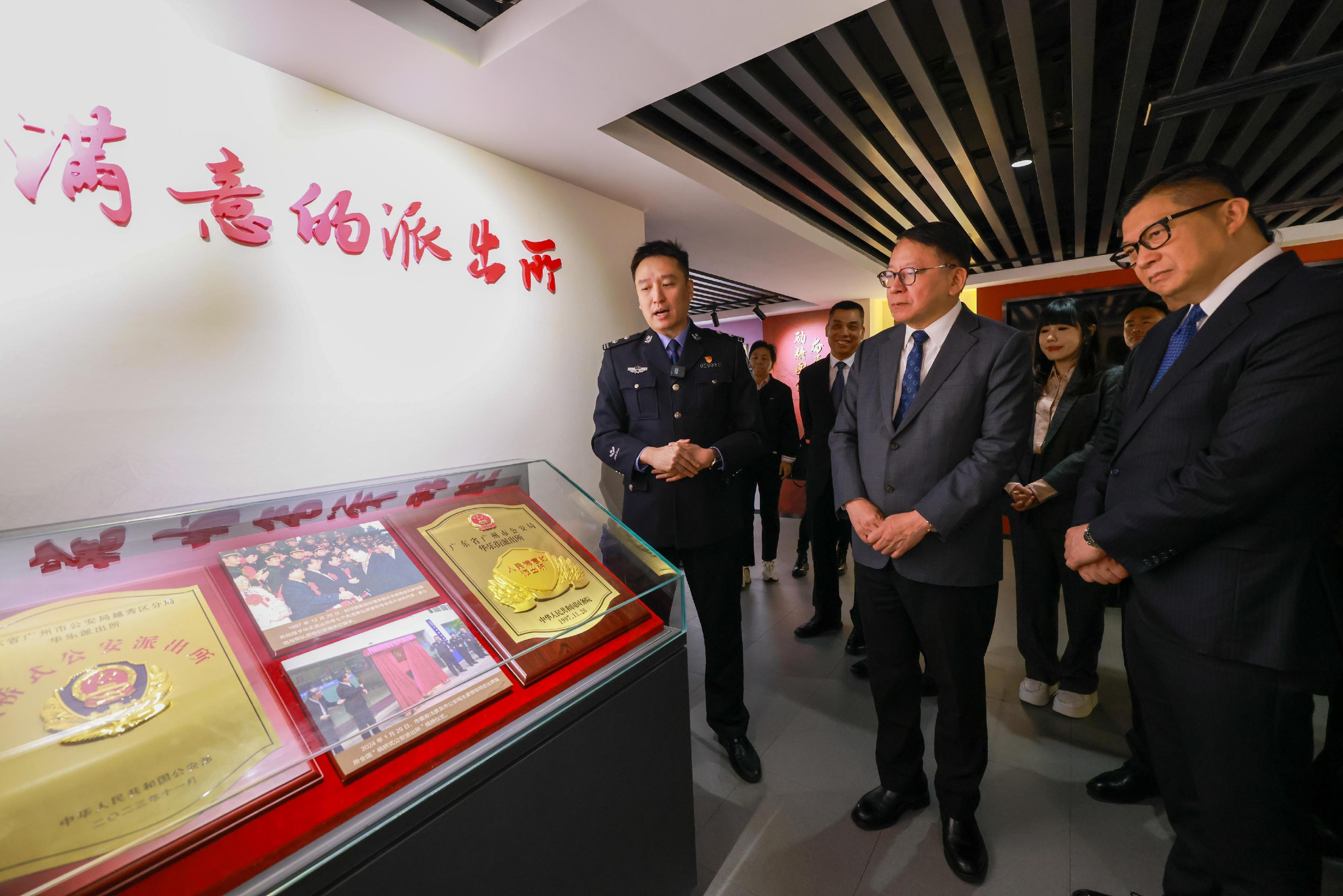 The Chief Secretary for Administration and Chairman of the Fight Crime Committee (FCC), Mr Chan Kwok-ki, today (November 22) led members of the FCC and chairpersons of the District Fight Crime Committees on a study and exchange tour on the prevention and fighting of crime in Guangzhou. Photo shows Mr Chan (centre), the Secretary for Security, Mr Tang Ping-keung (first right), and the delegation visiting the Huale Police Station of the Guangzhou Municipal Public Security Bureau.