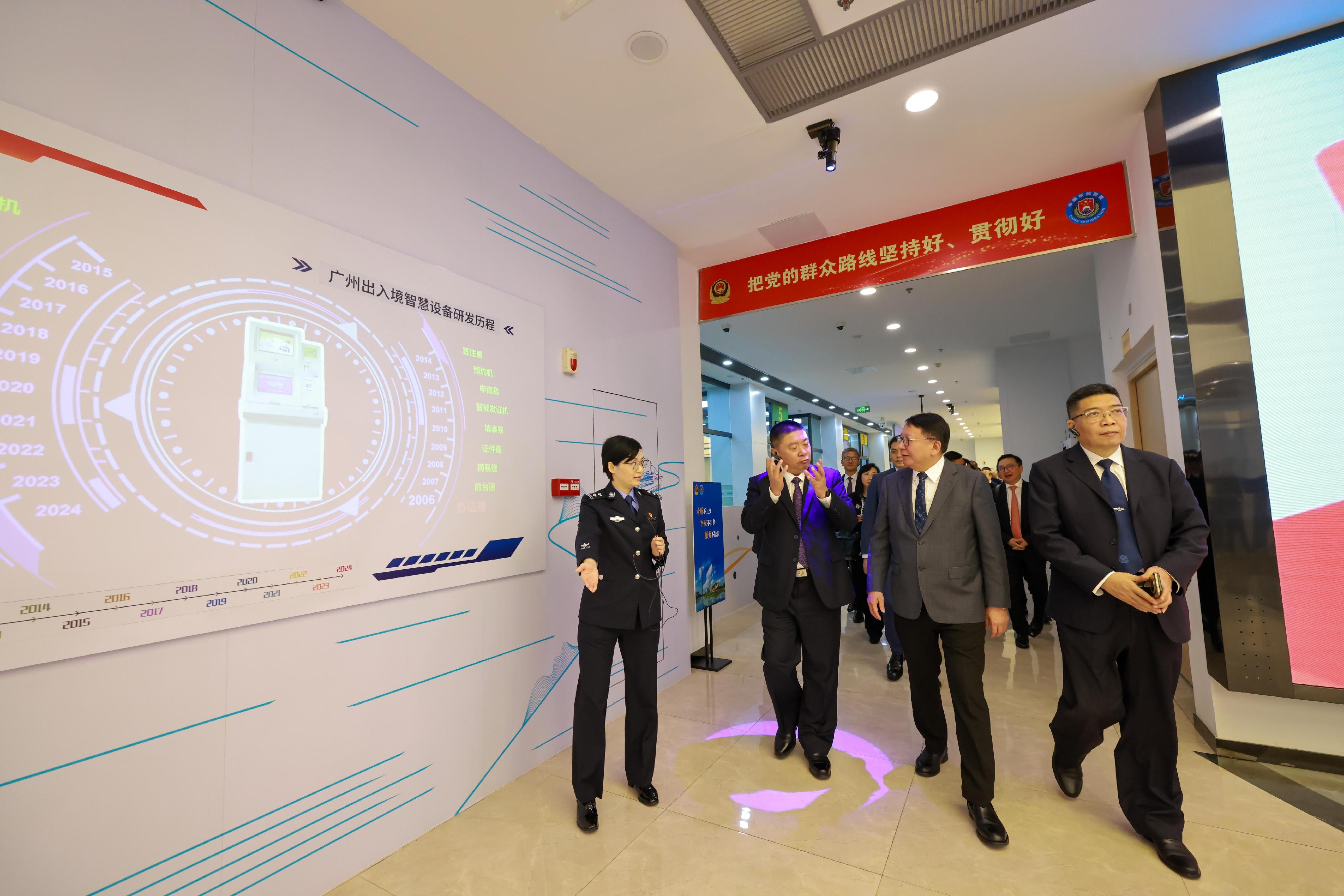 The Chief Secretary for Administration and Chairman of the Fight Crime Committee (FCC), Mr Chan Kwok-ki, today (November 22) led members of the FCC and chairpersons of the District Fight Crime Committees on a study and exchange tour on the prevention and fighting of crime in Guangzhou. Photo shows Mr Chan (second right) and the delegation visiting the integrated service hall of the Guangzhou Municipal Public Security Bureau.