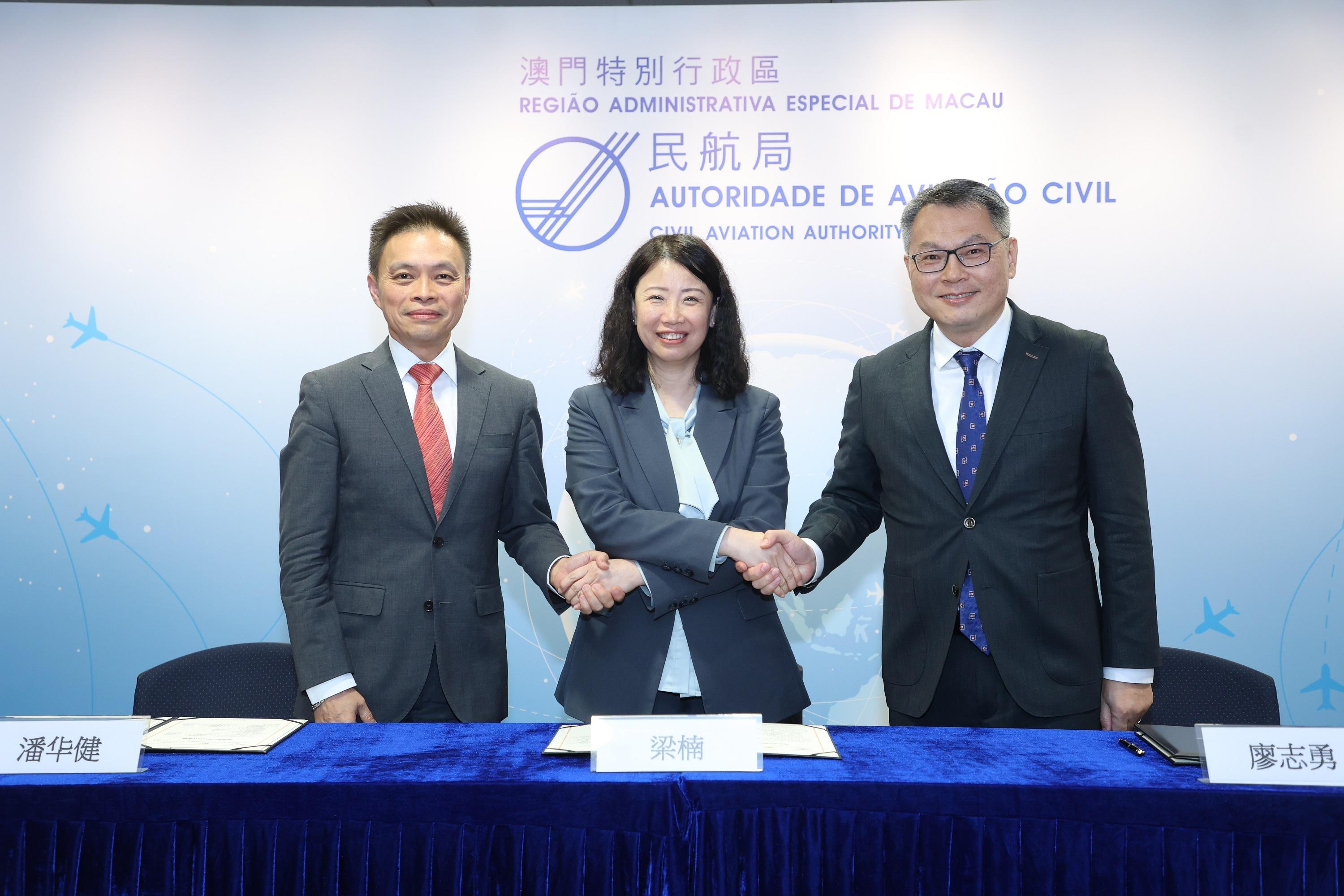 中國民用航空局副局長梁楠（中）、香港民航處處長廖志勇（右）和澳門民航局局長潘華健（左）今日（十一月二十二日）在澳門簽訂《聯合運行管理合作安排》及《適航審定緊密合作的諒解備忘錄》（修訂）。