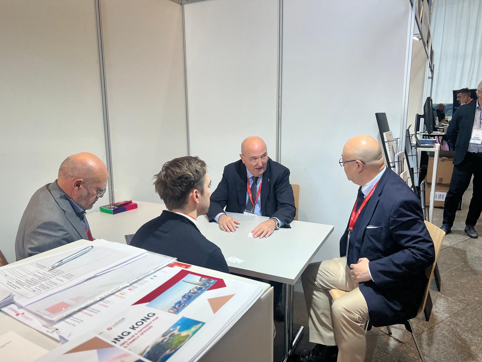 Invest Hong Kong hosted a booth at the Lugano Finance Forum held in Switzerland to inform visitors about Hong Kong's advantages as international asset and wealth management hub on November 19 (Lugano time).  Photo shows Associate Director-General of Investment Promotion at Invest Hong Kong, Mr Charles Ng (first right), having meeting with guests at the booth.  