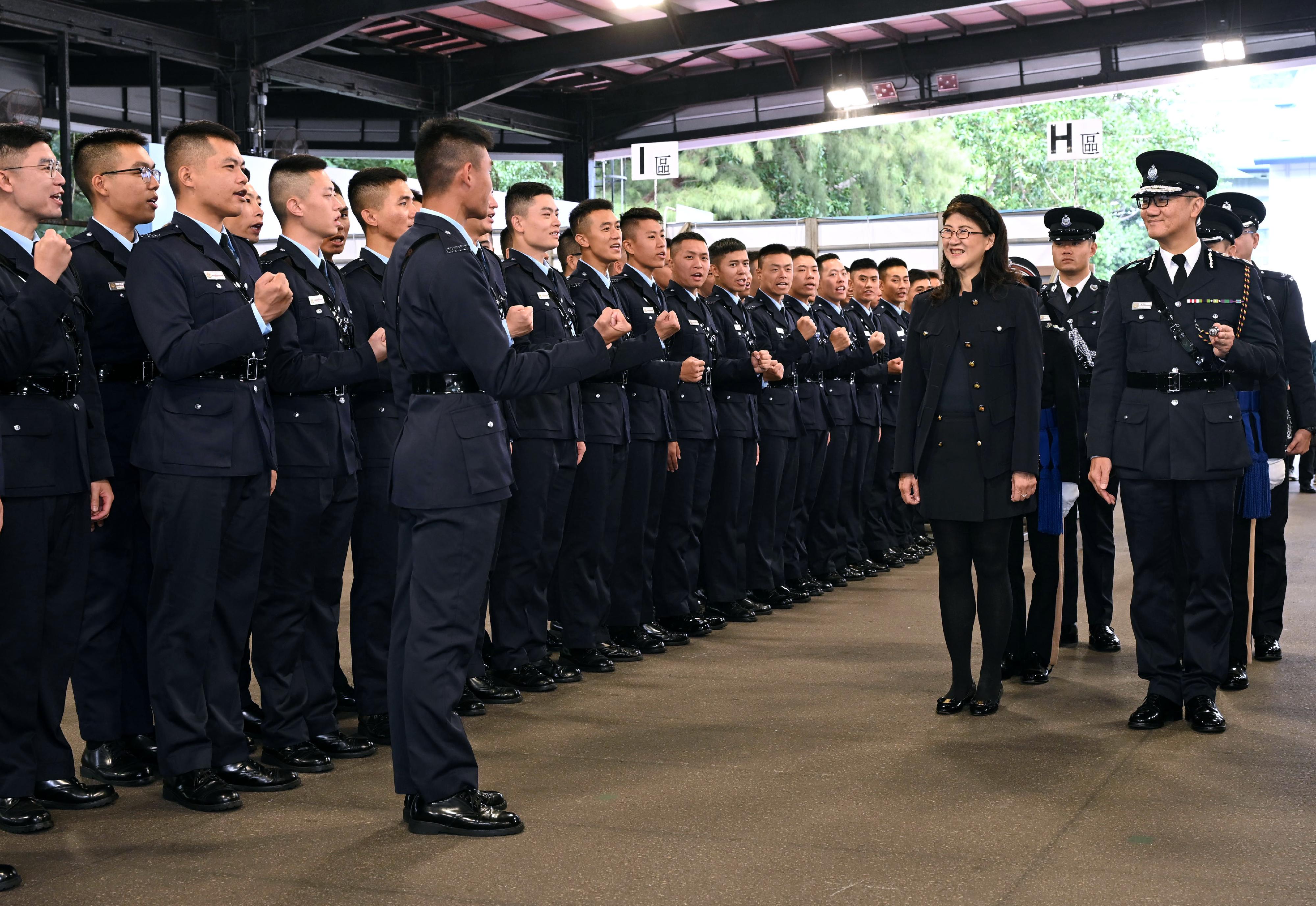 义务工作发展局主席彭韵僖（前排右二）今日（十一月二十三日）出席香港警察学院的结业会操后，在警务处处长萧泽颐（前排右一）陪同下，与结业学员会面。