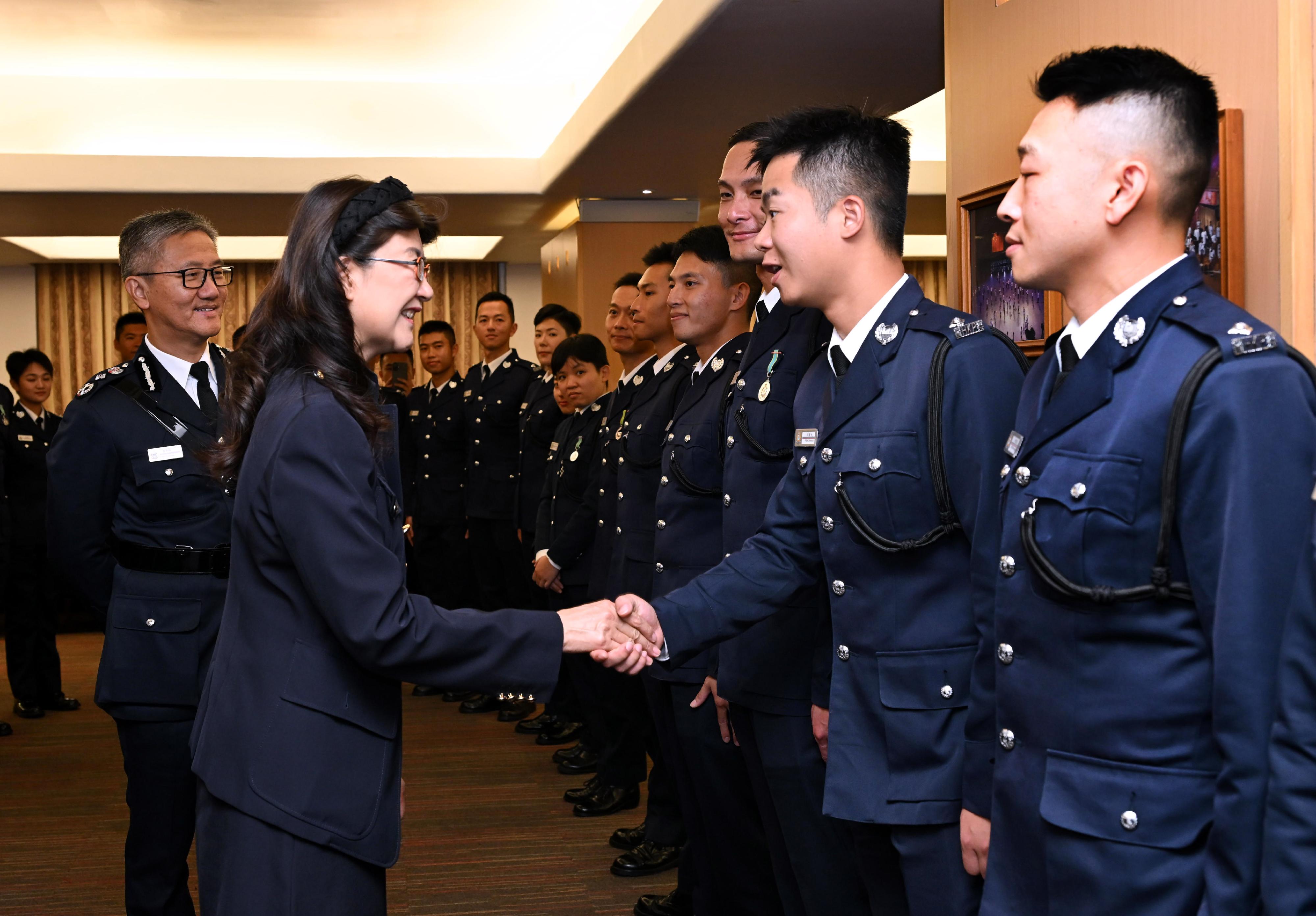 义务工作发展局主席彭韵僖（左二）和警务处处长萧泽颐（左一）今日（十一月二十三日）出席香港警察学院的结业会操后，恭贺刚结业的见习督察。