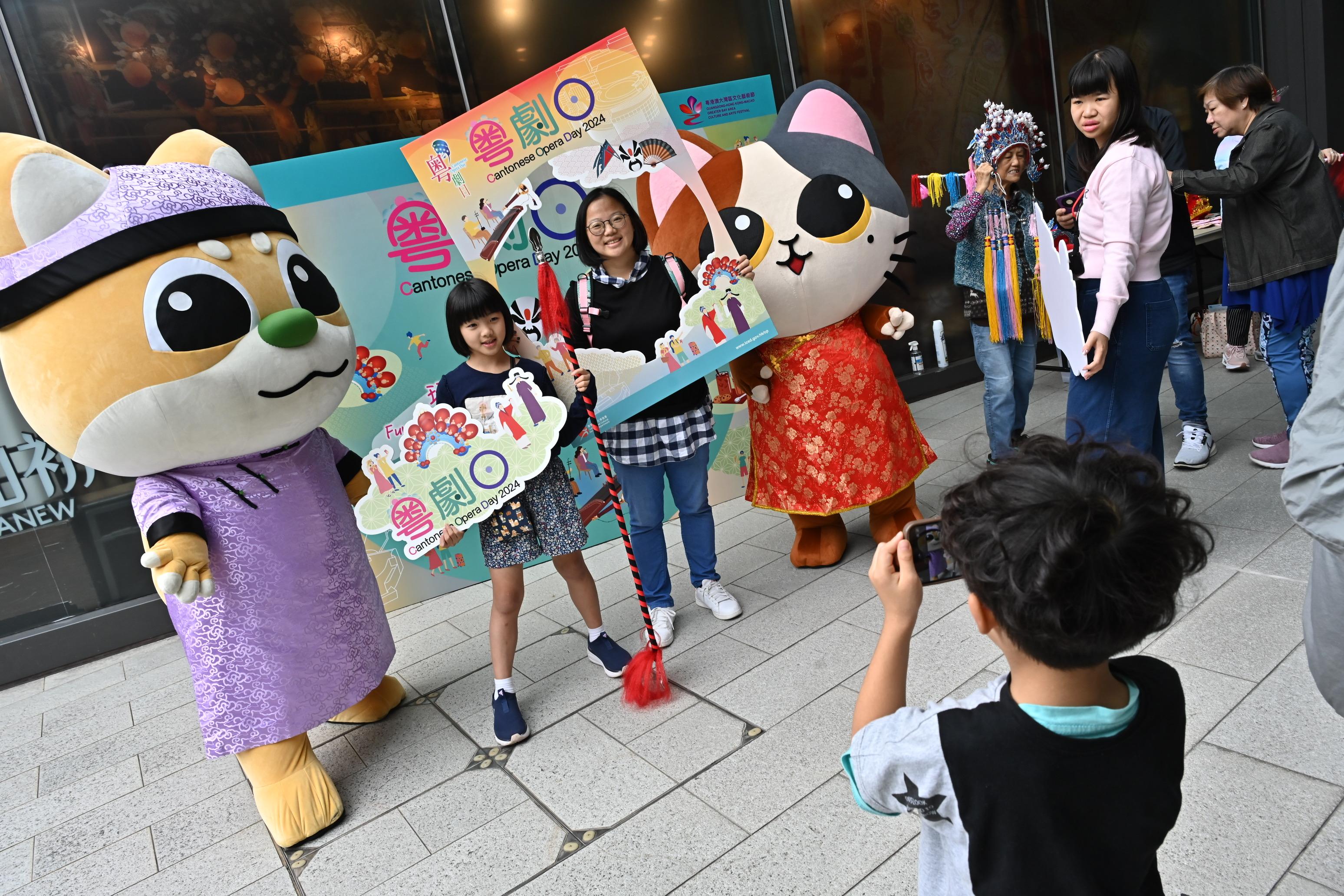 The annual Cantonese Opera Day, presented by the Leisure and Cultural Services Department, was held at the Ko Shan Theatre and its New Wing this afternoon (November 24). Photo shows members of the public taking part in
the Cantonese Opera Day.