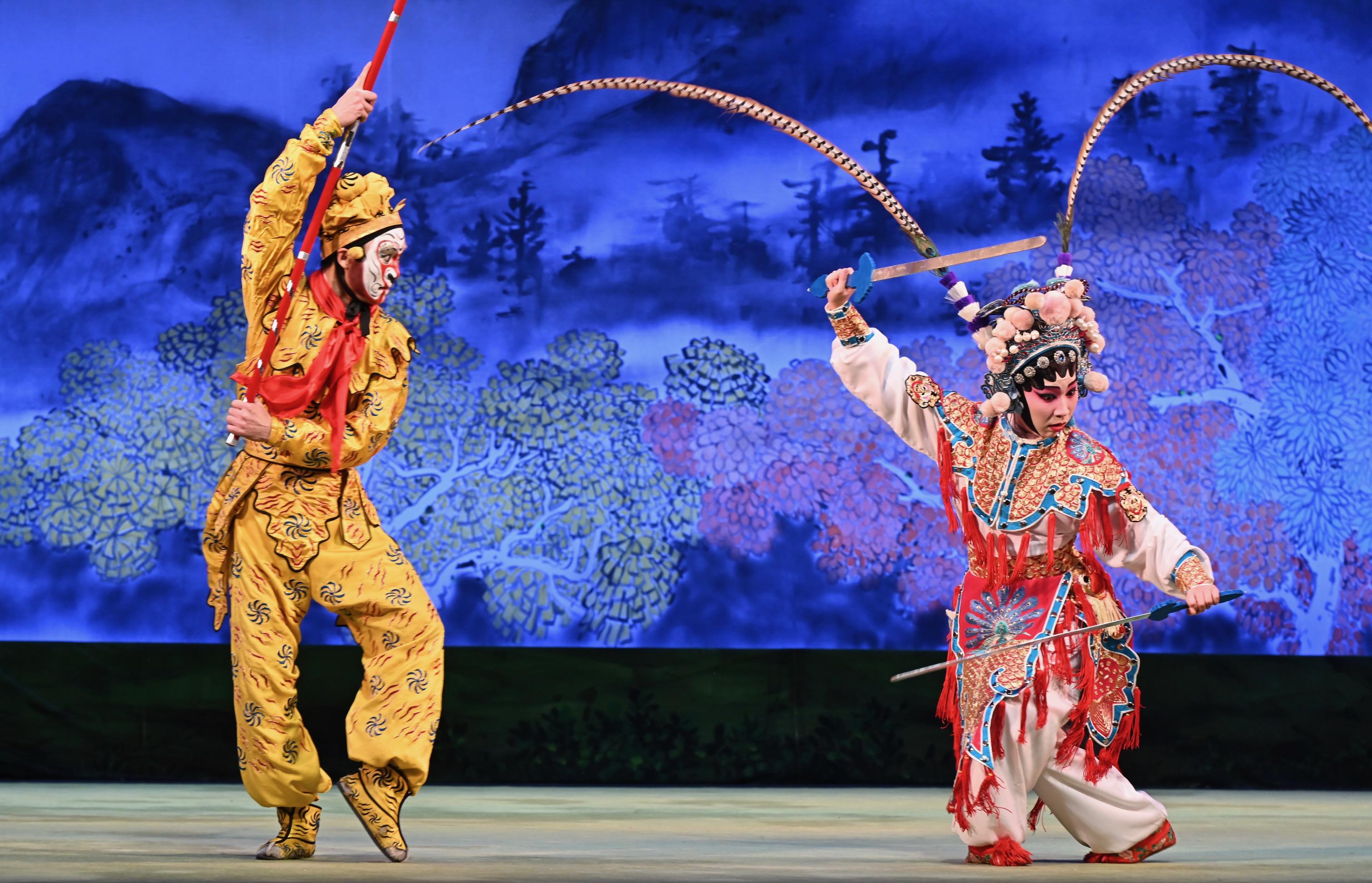 The annual Cantonese Opera Day, presented by the Leisure and Cultural Services Department, was held at the Ko Shan Theatre and its New Wing this afternoon (November 24). Photo shows young Cantonese opera talents
performing Cantonese opera excerpt.