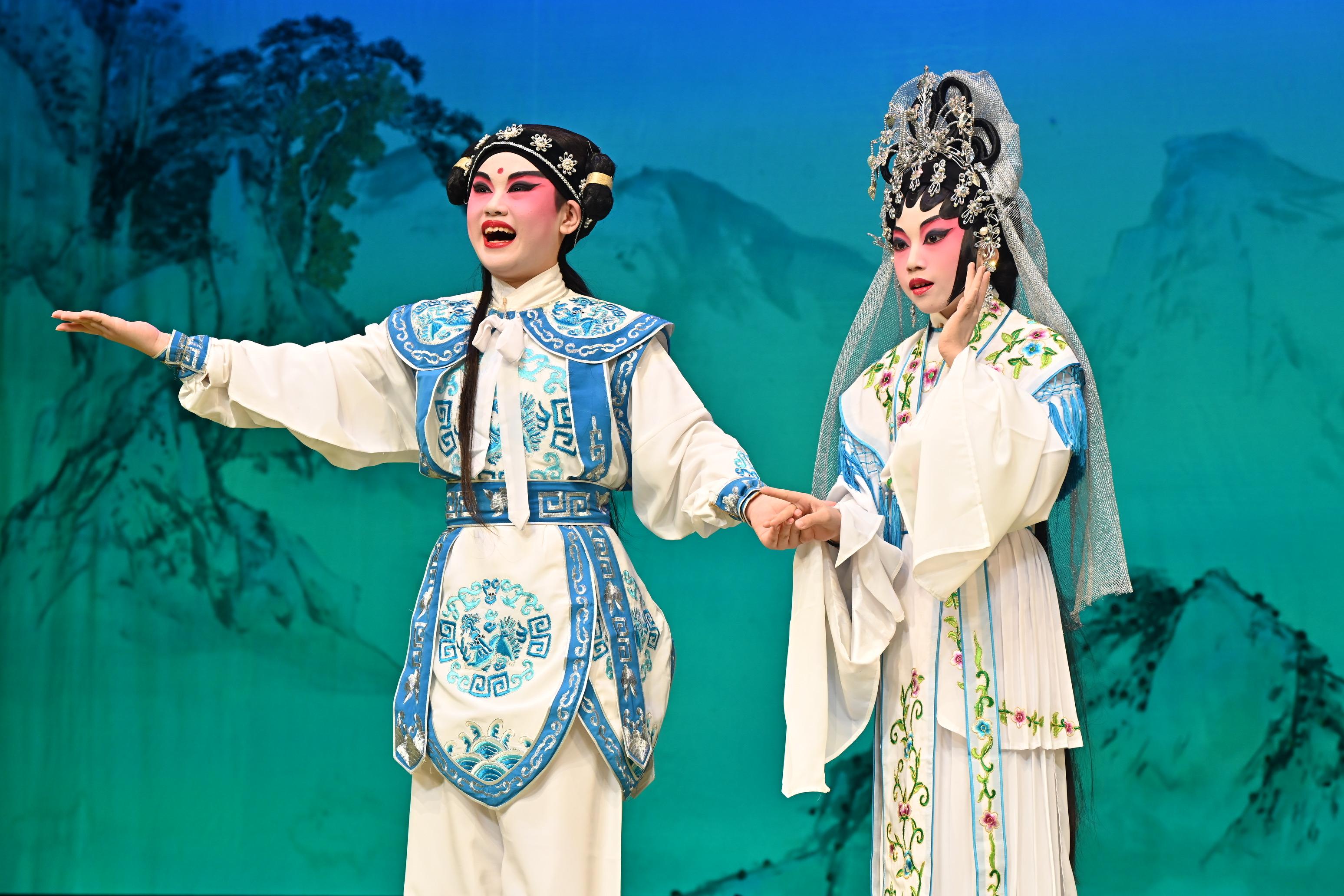 The annual Cantonese Opera Day, presented by the Leisure and Cultural Services Department, was held at the Ko Shan Theatre and its New Wing this afternoon (November 24). Photo shows child Cantonese opera talents performing Cantonese opera excerpt.