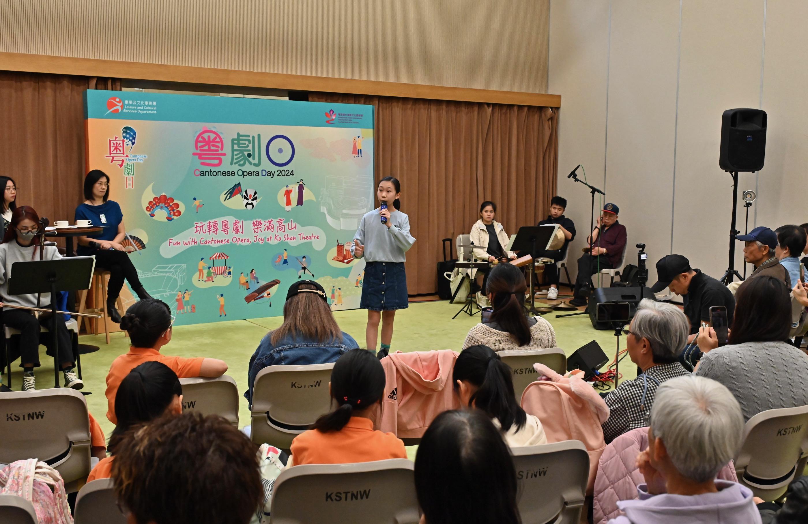 The annual Cantonese Opera Day, presented by the Leisure and Cultural Services Department, was held at the Ko Shan Theatre and its New Wing this afternoon (November 24). Photo shows a winner of this year's Hong Kong
Schools Music Festival Cantonese Opera Competition singing.