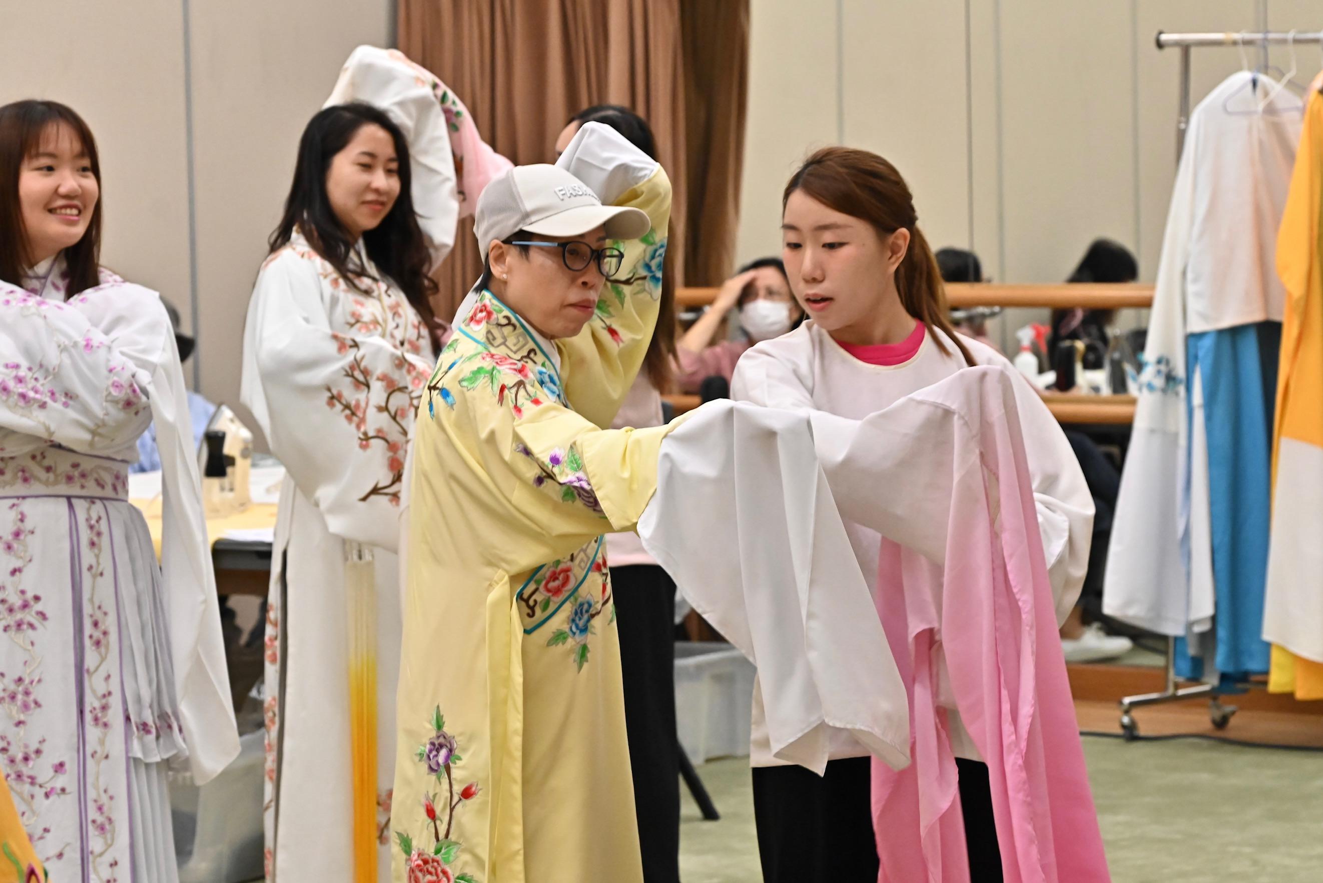 The annual Cantonese Opera Day, presented by the Leisure and Cultural　Services Department, was held at the Ko Shan Theatre and its New Wing this　afternoon (November 24). Photo shows citizens in a Cantonese opera trial performance.