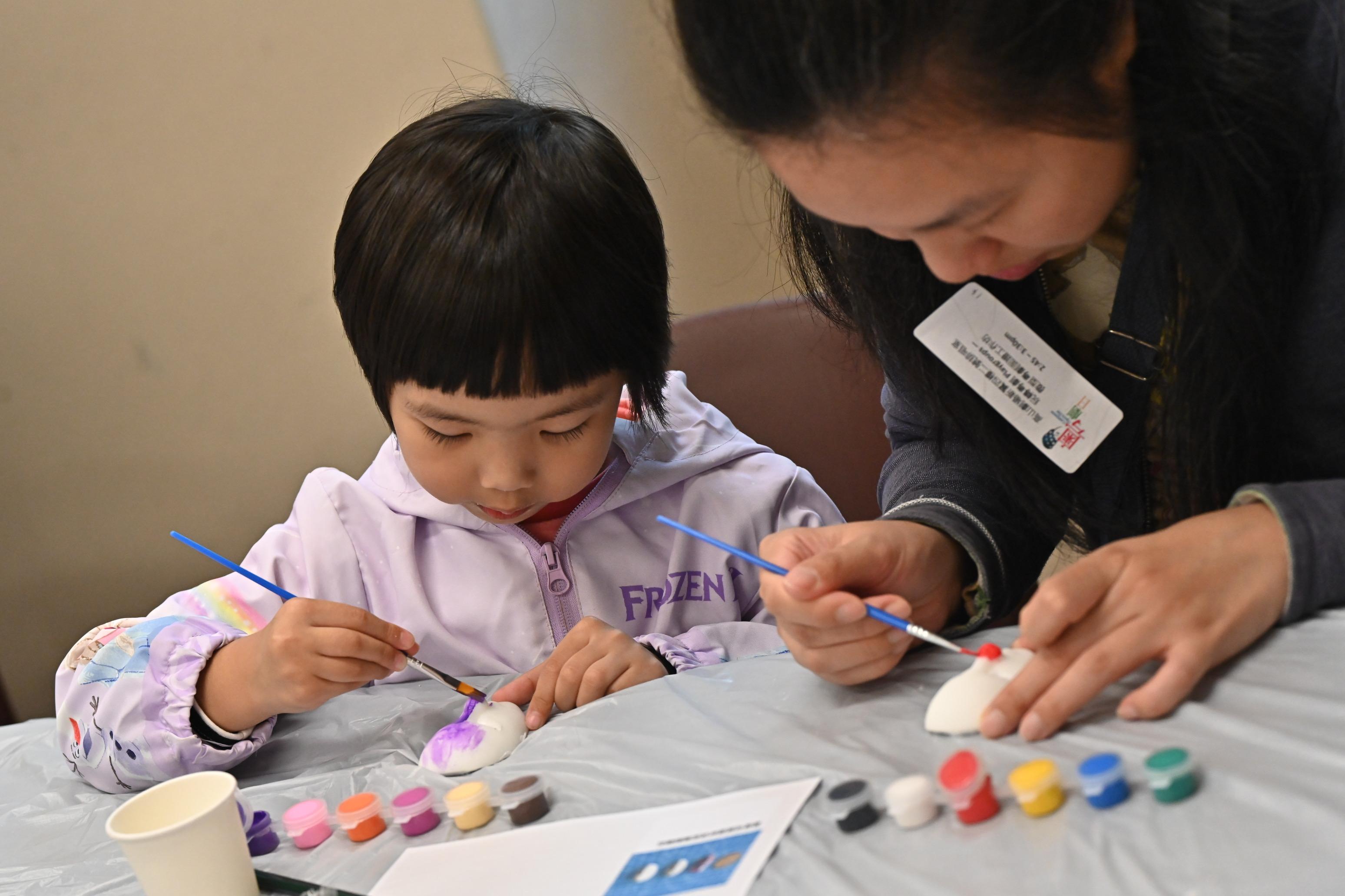 The annual Cantonese Opera Day, presented by the Leisure and Cultural Services Department, was held at the Ko Shan Theatre and its New Wing this afternoon (November 24). Photo shows participant learning to make a
miniature Cantonese opera mask.