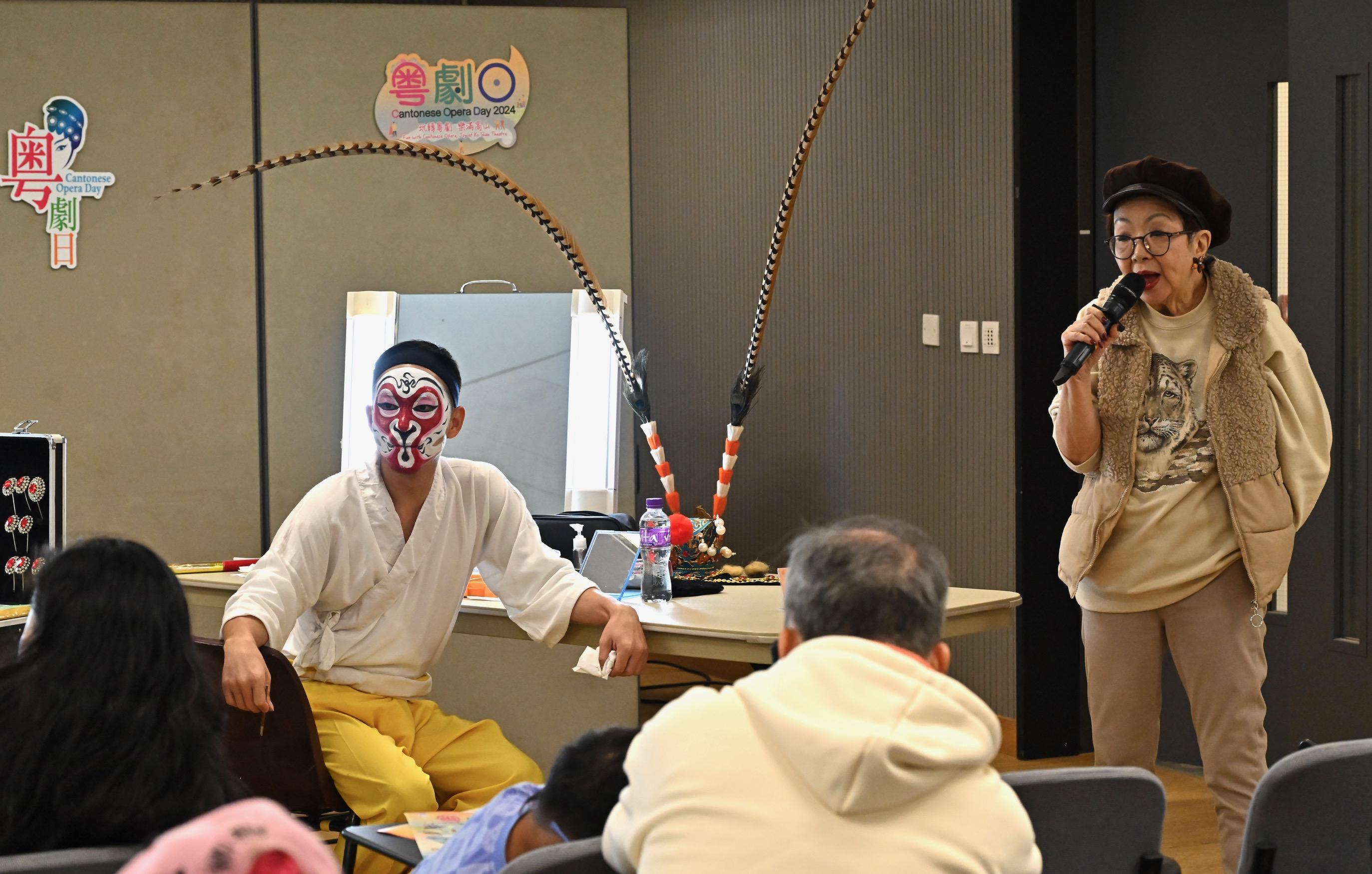 The annual Cantonese Opera Day, presented by the Leisure and Cultural Services Department, was held at the Ko Shan Theatre and its New Wing this afternoon (November 24). Photo shows a Cantonese opera performer demonstrating make-up skills of Cantonese opera to the audiences.