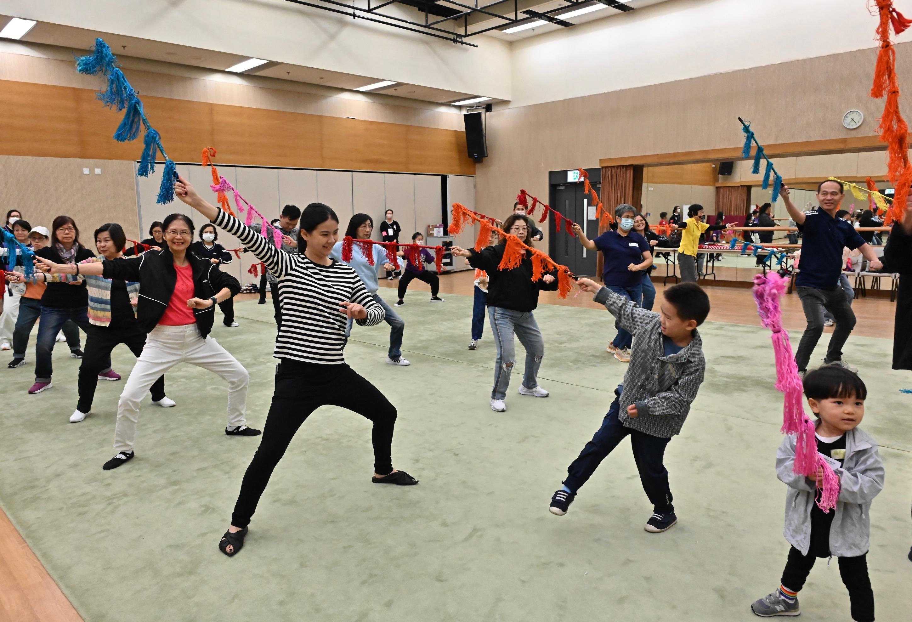 The annual Cantonese Opera Day, presented by the Leisure and Cultural Services Department, was held at the Ko Shan Theatre and its New Wing this afternoon (November 24). Photo shows a Cantonese opera performer demonstrating stylised movements and postures to the audiences.