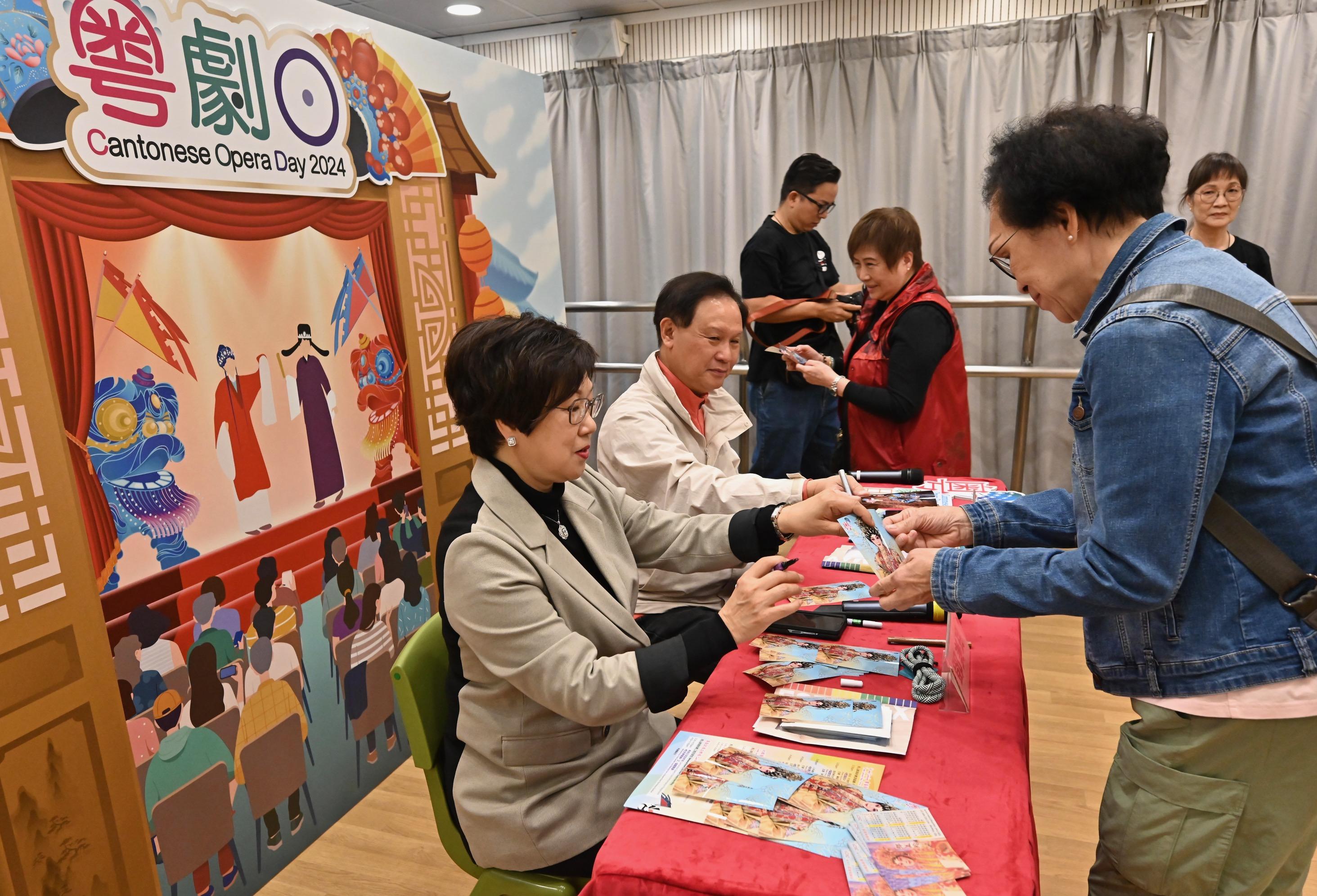 The annual Cantonese Opera Day, presented by the Leisure and Cultural Services Department, was held at the Ko Shan Theatre and its New Wing this afternoon (November 24). Photo shows Cantonese opera virtuosos Loong Koon-tin (left two) and Tang Mi-ling (left one) interact with a visitor.