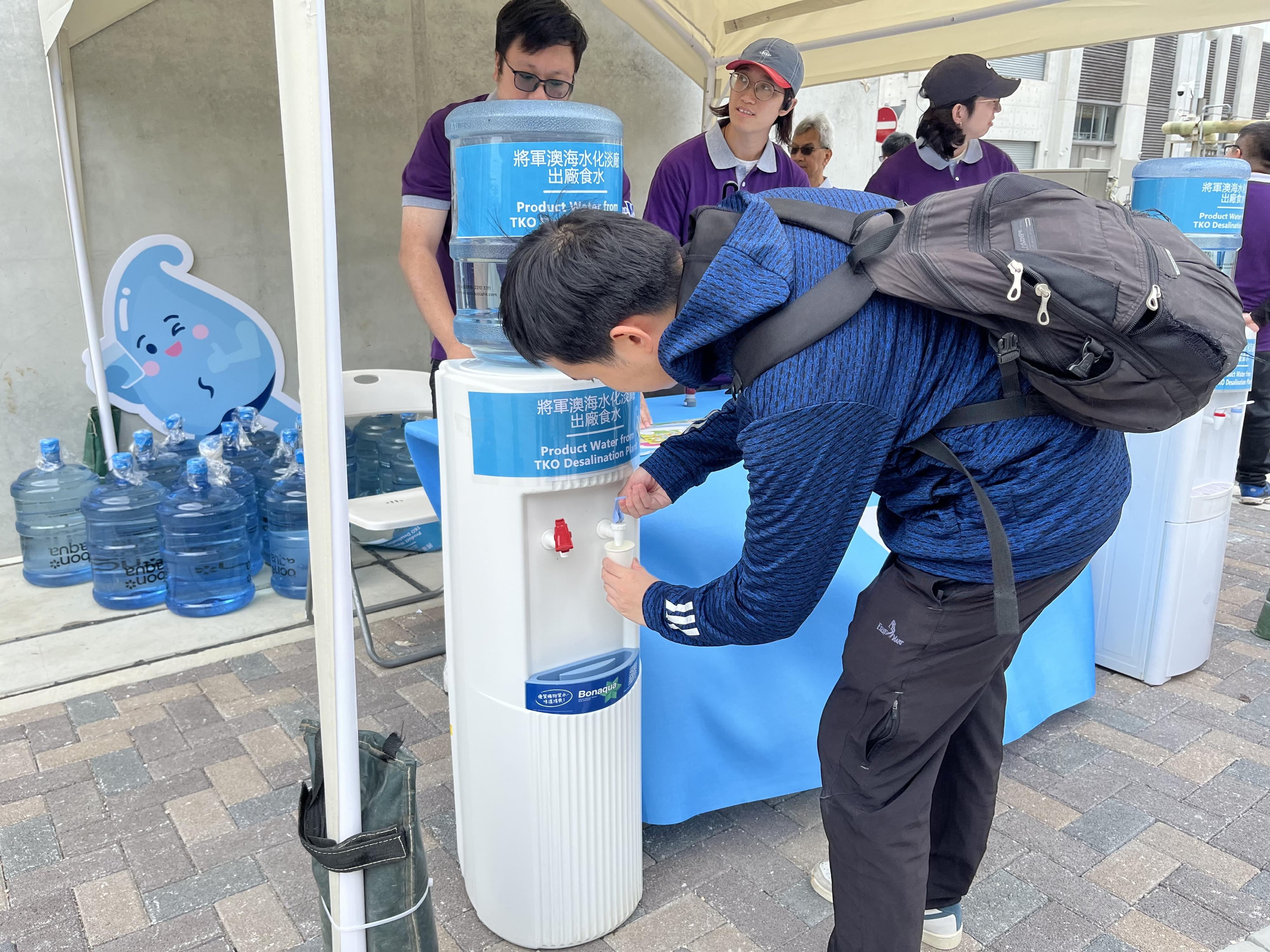 一名市民在參觀了海水化淡廠內的逆滲透淨化大樓、溶氣浮選過濾池及行政大樓等重要設施後，即場試飲由該廠出產的食水。