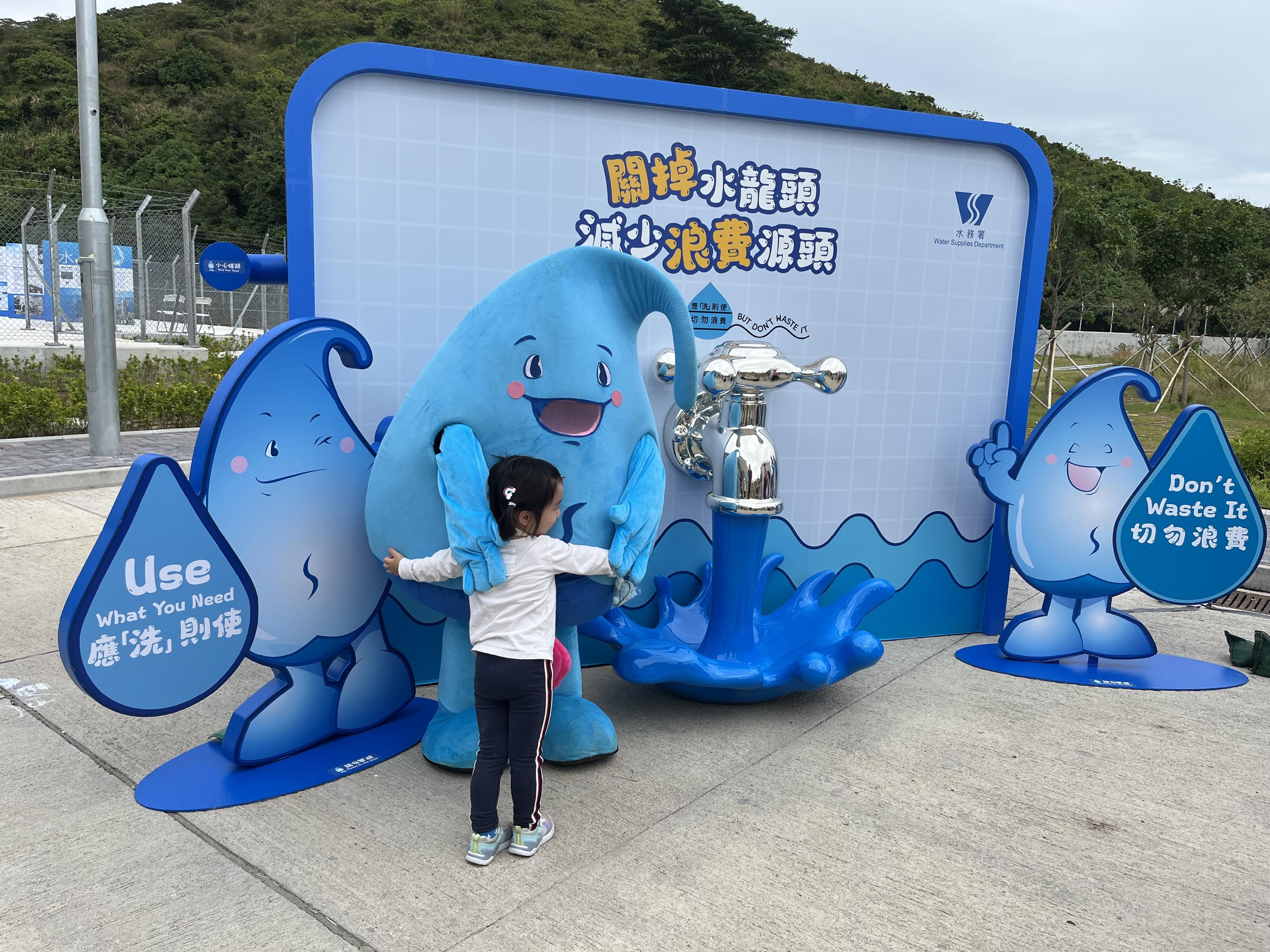 The Water Supplies Department held the first Tseung Kwan O Desalination Plant (TKODP) Open Day today (November 24). Photo spots and interactive game zones were set up in the TKODP. Photo shows WSD mascot Water Save Dave posing for photos with visitors.
