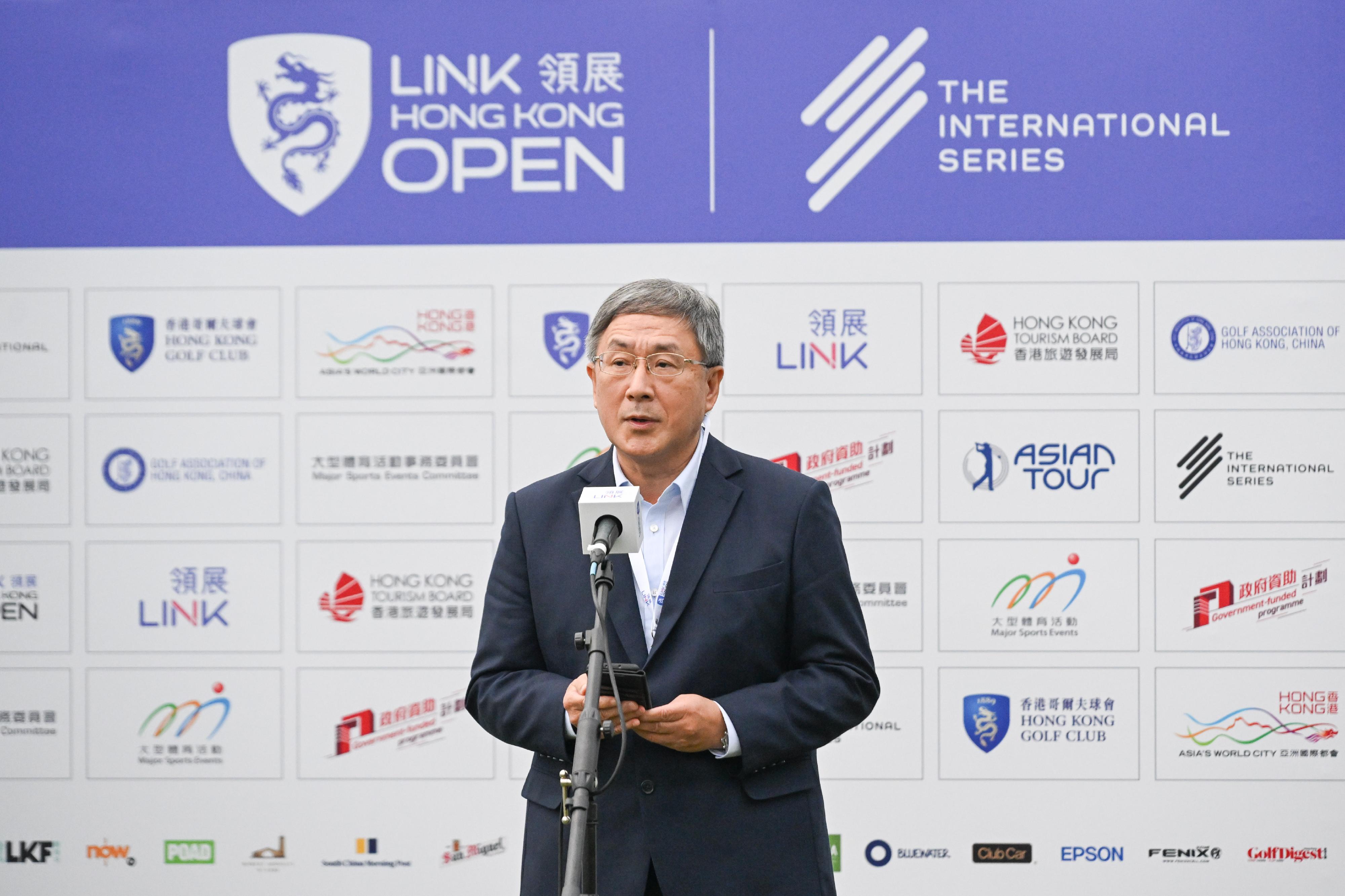 The Deputy Chief Secretary for Administration, Mr Cheuk Wing-hing, speaks at the Link Hong Kong Open Prize Giving Ceremony today (November 24).