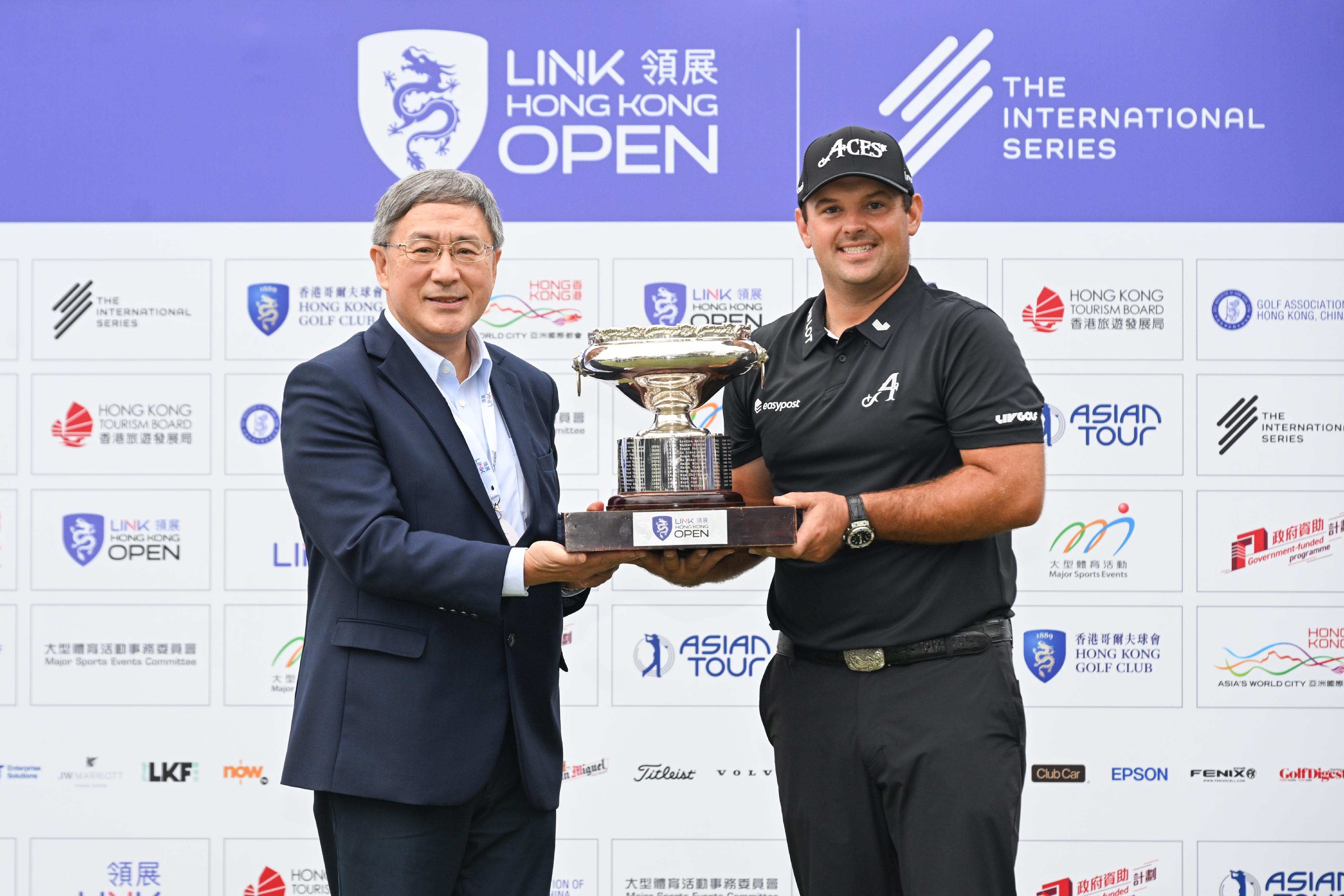 The Deputy Chief Secretary for Administration, Mr Cheuk Wing-hing (left), presents award to winner Mr Patrick Reed (right) at the Link Hong Kong Open Prize Giving Ceremony today (November 24).