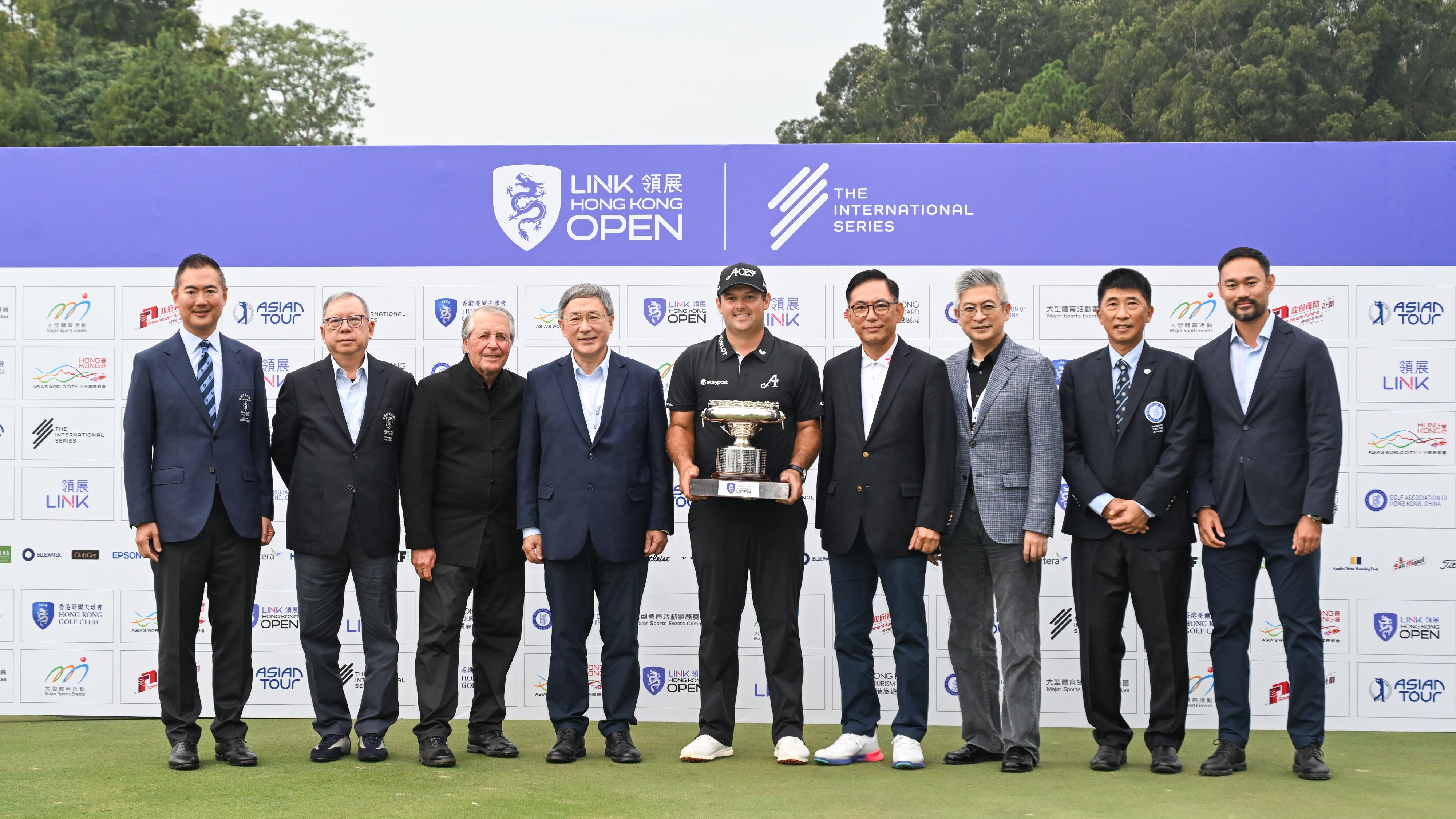 The Deputy Chief Secretary for Administration, Mr Cheuk Wing-hing (fourth left), is pictured with winner Mr Patrick Reed (centre) and other guests at the Link Hong Kong Open Prize Giving Ceremony today (November 24).