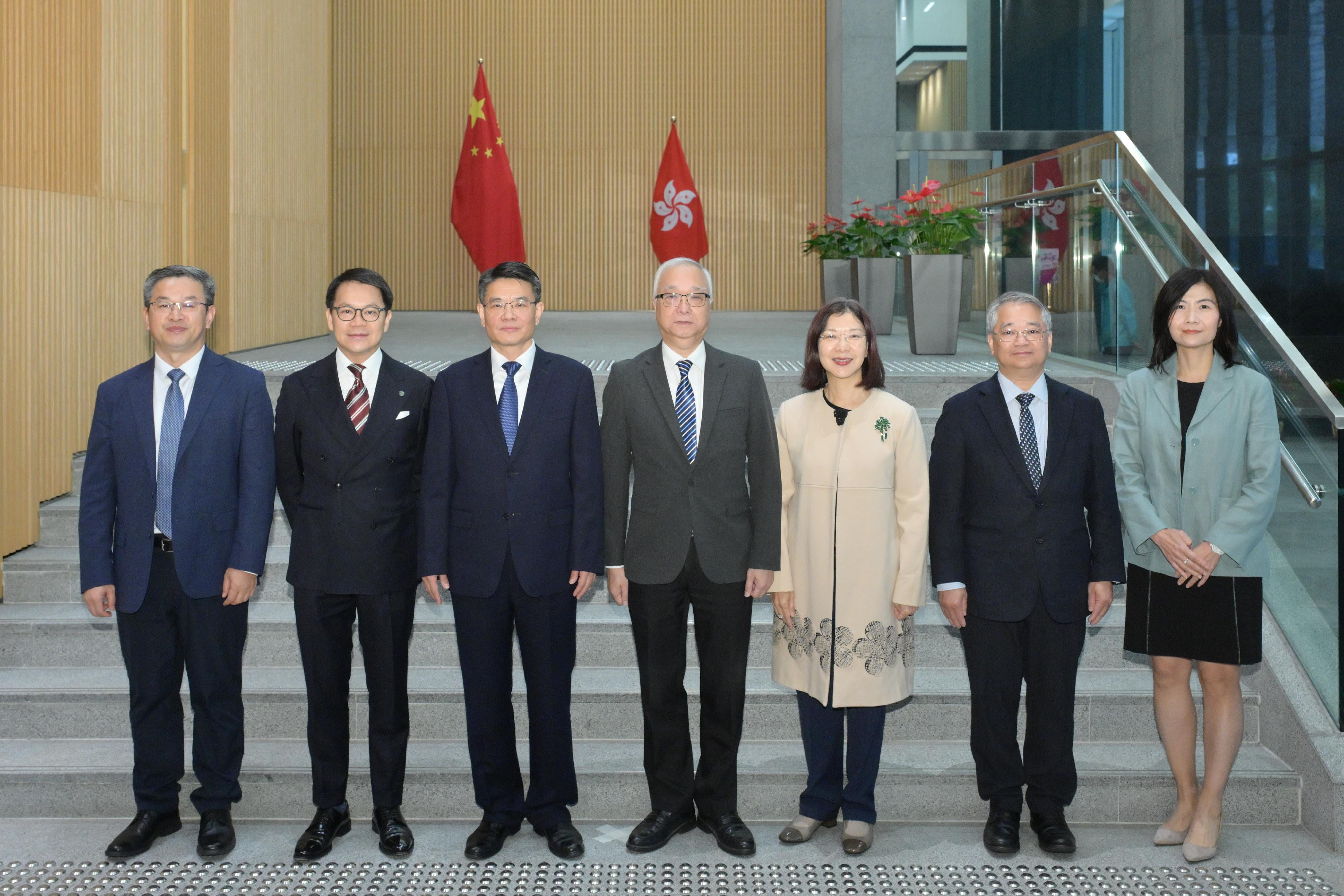 （左起）中石化（香港）有限公司董事、總經理吳慶高、立法會議員陳克勤、中石化副總裁李玉杏、環境及生態局局長謝展寰、環境及生態局常任秘書長（環境）謝小華、環保署署長徐浩光博士和署理氣候變化專員馬周佩芬在簽署儀式後合照。