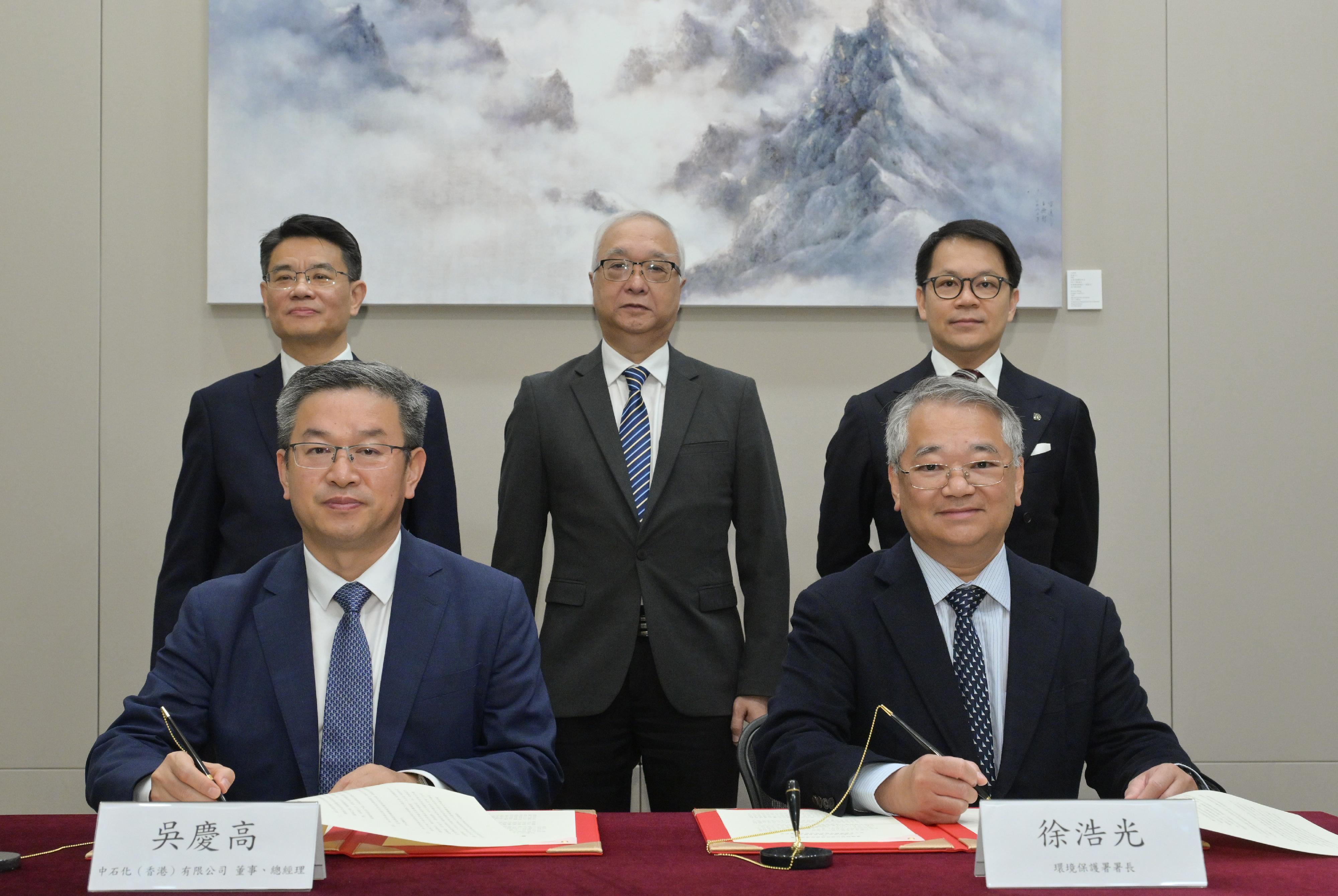 The Environmental Protection Department and China Petroleum & Chemical Corporation (Sinopec Corp) signed the Memorandum of Understanding (MOU) on the Development and Application of Hydrogen Energy in Hong Kong today (November 25). The MOU strengthens collaboration between both parties in promoting the development, demonstration of application, as well as capacity building of the hydrogen energy industry. Photo shows the MOU was signed by the Director of Environmental Protection, Dr Samuel Chui (front row, right), and the Director and General Manager of Sinopec (Hong Kong) Limited, Mr Wu Qinggao (front row, left), witnessed by the Secretary for Environment and Ecology, Mr Tse Chin-wan (back row, centre), Vice President of Sinopec Corp Mr Li Yuxing (back row, left), and Legislative Council Member Mr Chan Hak-kan (back row, right).