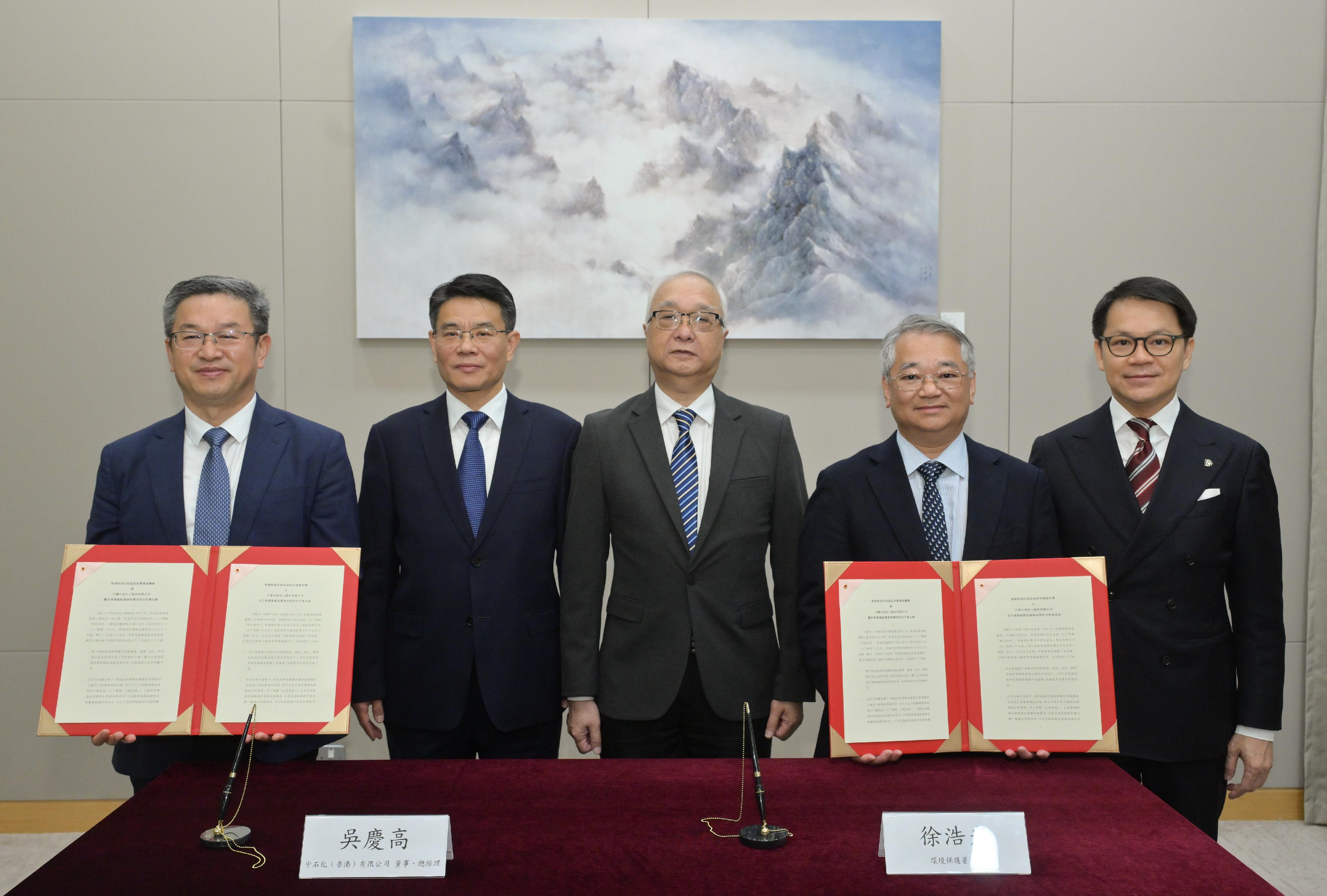 The Environmental Protection Department and China Petroleum & Chemical Corporation (Sinopec Corp) signed the Memorandum of Understanding (MOU) on the Development and Application of Hydrogen Energy in Hong Kong today (November 25). The MOU strengthens collaboration between both parties in promoting the development, demonstration of application, as well as capacity building of the hydrogen energy industry. Photo shows the MOU was signed by the Director of Environmental Protection, Dr Samuel Chui (second right), and the Director and General Manager of Sinopec (Hong Kong) Limited, Mr Wu Qinggao (first left), witnessed by the Secretary for Environment and Ecology, Mr Tse Chin-wan (centre), Vice President of Sinopec Corp Mr Li Yuxing (second left), and Legislative Council Member Mr Chan Hak-kan (first right).