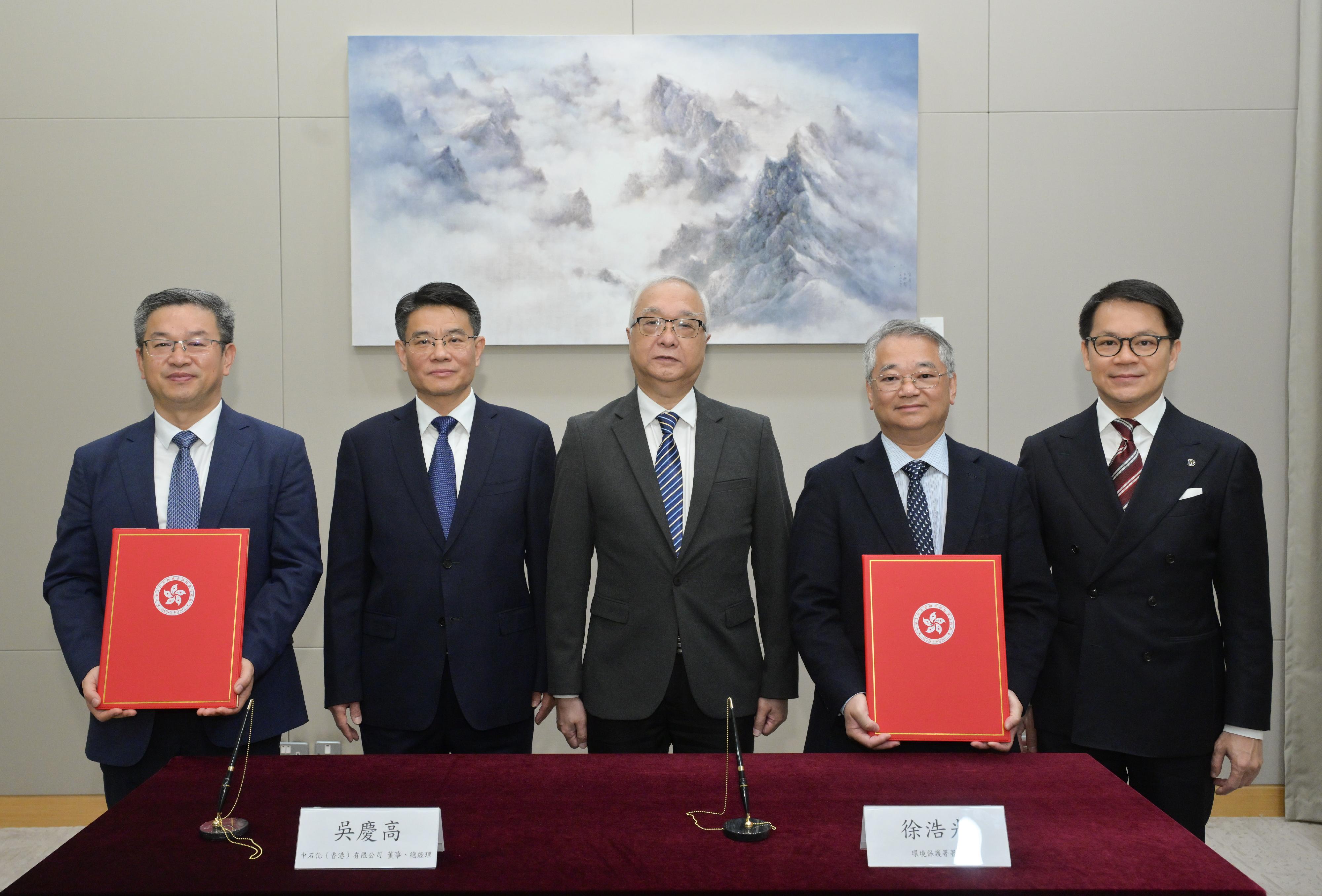 The Environmental Protection Department and China Petroleum & Chemical Corporation (Sinopec Corp) signed the Memorandum of Understanding (MOU) on the Development and Application of Hydrogen Energy in Hong Kong today (November 25). The MOU strengthens collaboration between both parties in promoting the development, demonstration of application, as well as capacity building of the hydrogen energy industry. Photo shows the MOU was signed by the Director of Environmental Protection, Dr Samuel Chui (second right), and the Director and General Manager of Sinopec (Hong Kong) Limited, Mr Wu Qinggao (first left), witnessed by the Secretary for Environment and Ecology, Mr Tse Chin-wan (centre), Vice President of Sinopec Corp Mr Li Yuxing (second left), and Legislative Council Member Mr Chan Hak-kan (first right).